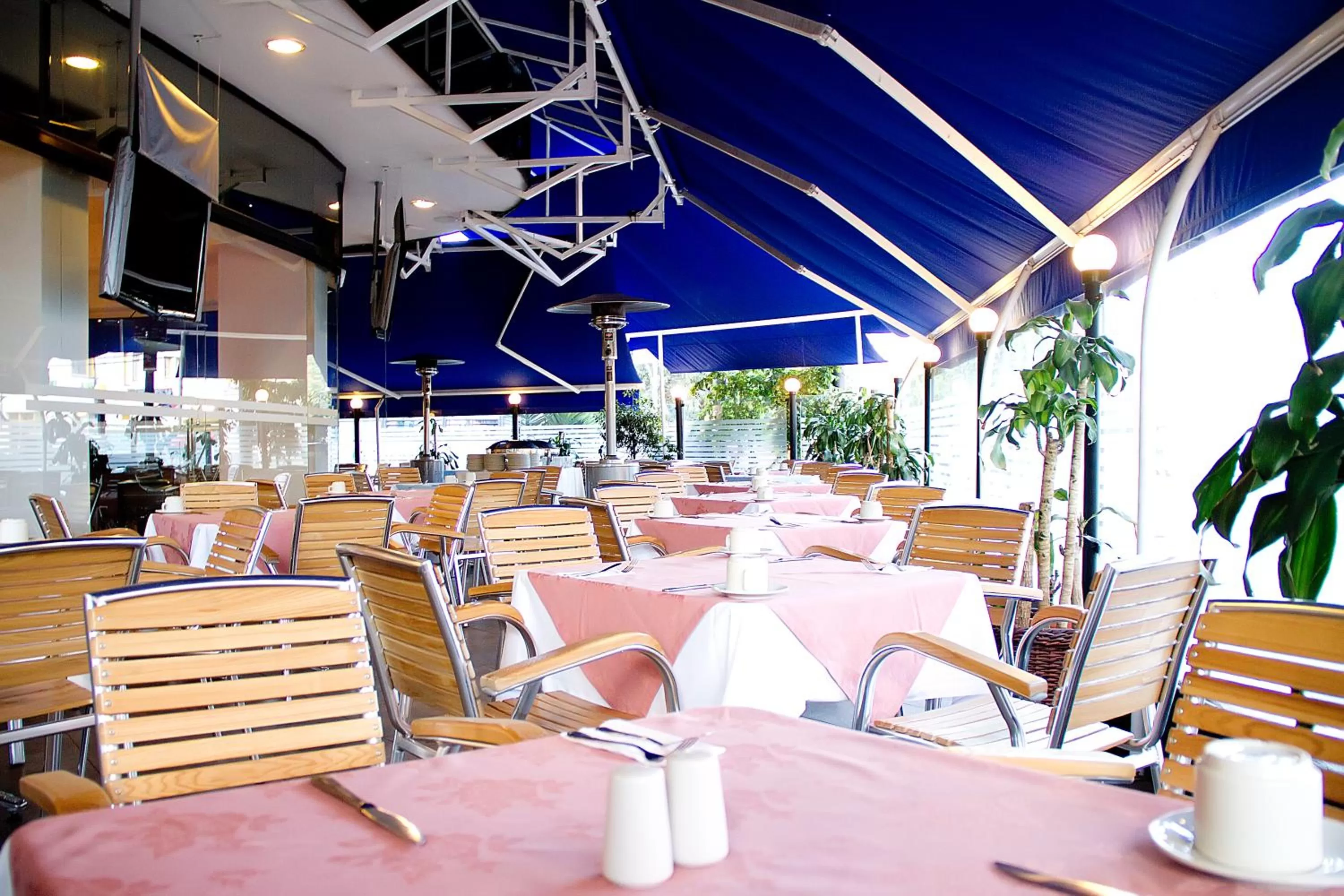 Restaurant/places to eat in Radisson Bogota Metrotel