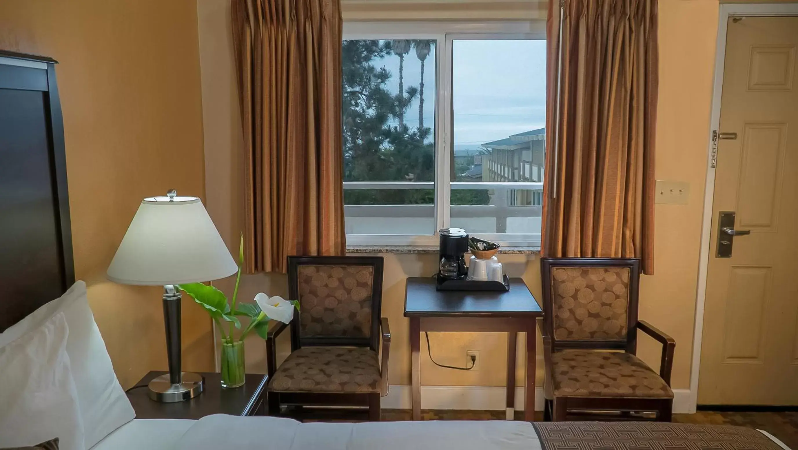 Bedroom, Seating Area in Silver Surf Motel