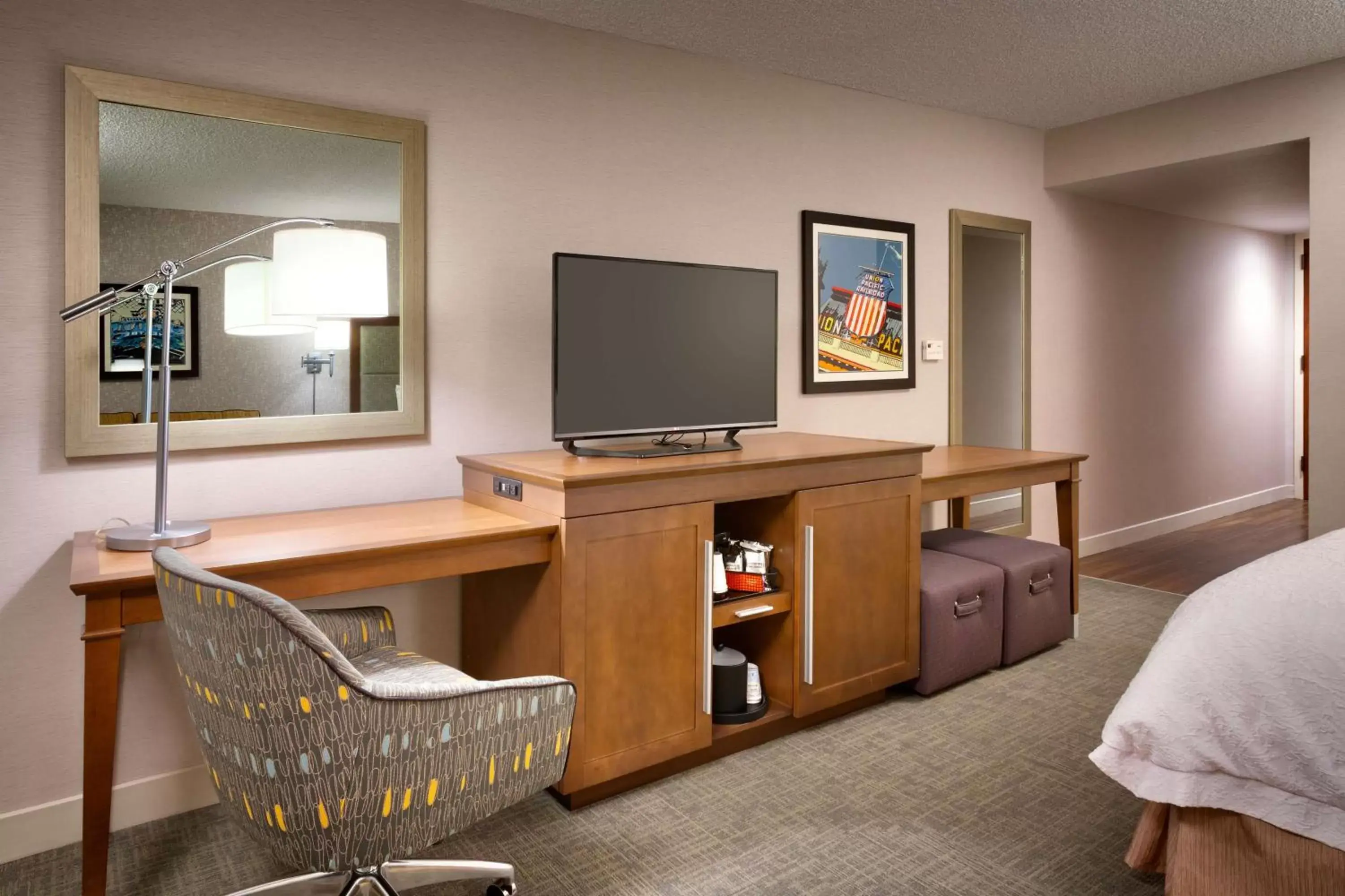 Bedroom, TV/Entertainment Center in Hampton Inn Salt Lake City Downtown