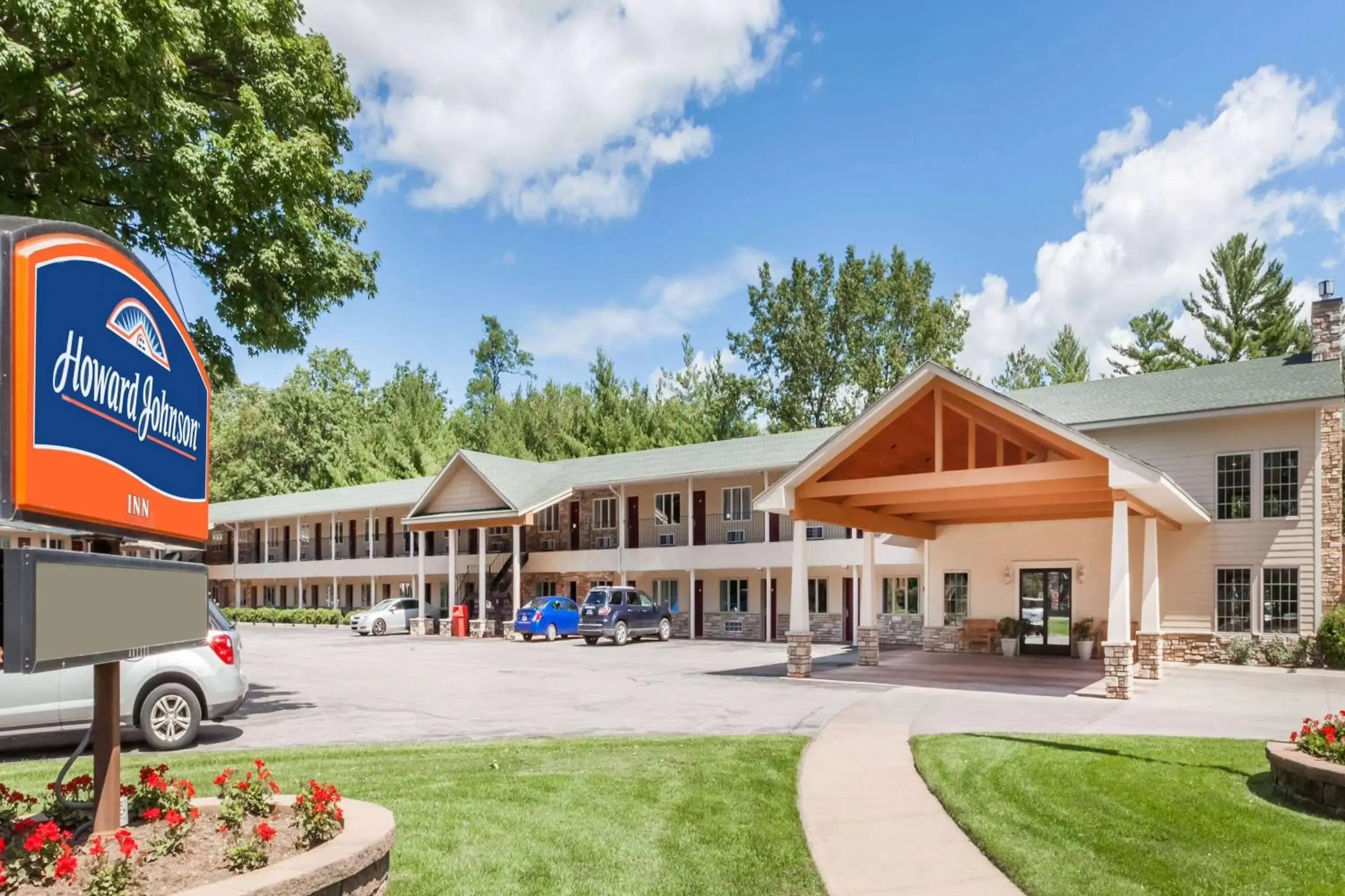 Property building in Howard Johnson by Wyndham Traverse City