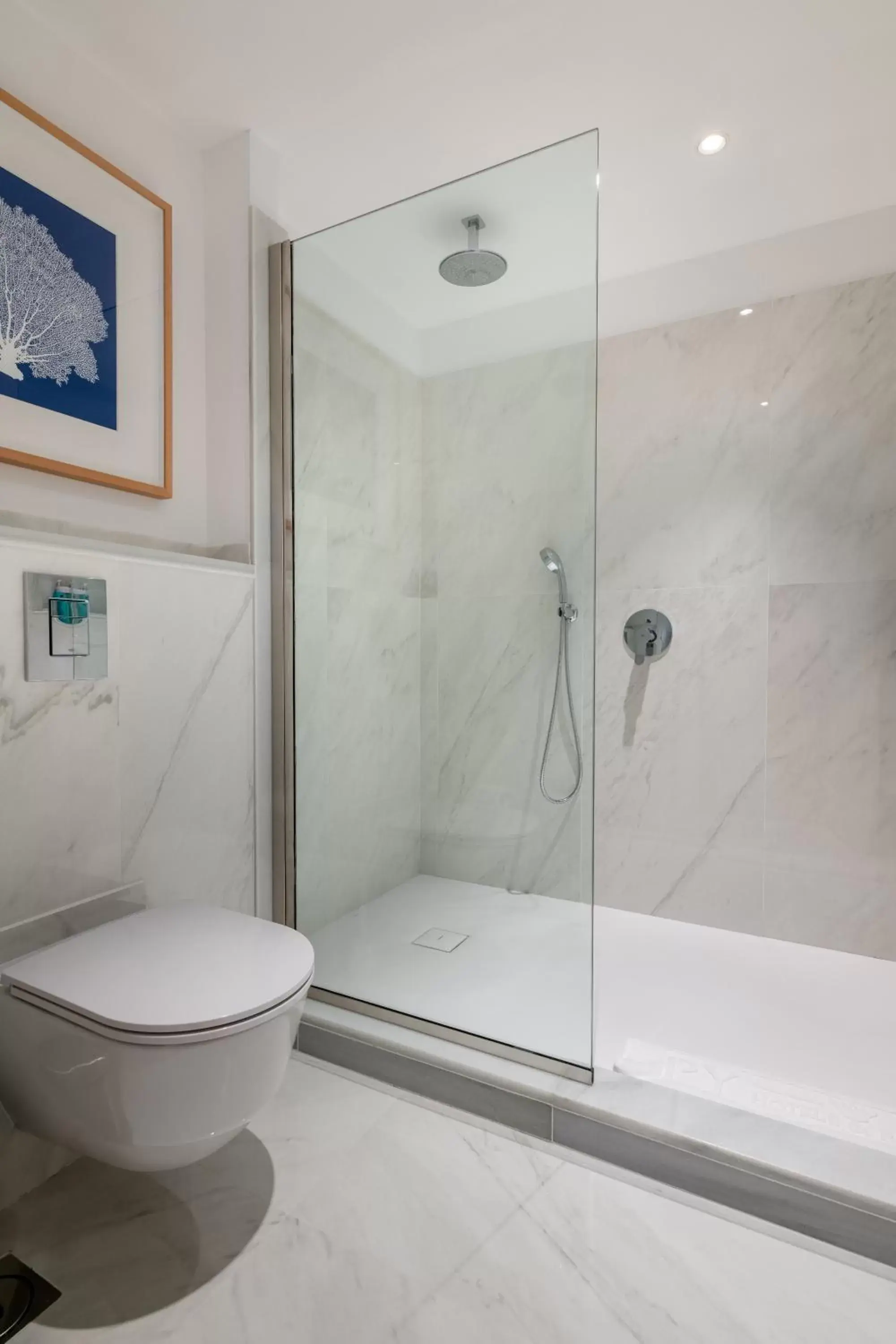 Shower, Bathroom in Hotel Fariones