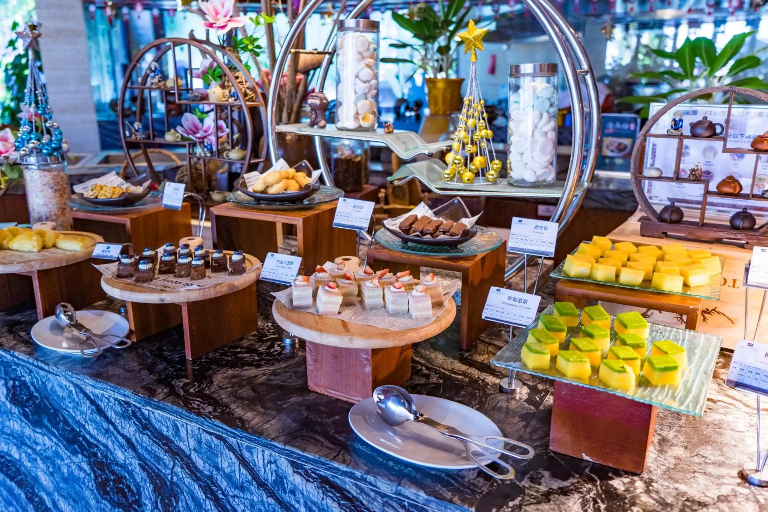 Food and drinks in Grand Metropark Villa Resort Sanya Yalong Bay - Beach shuttle and Singer performance Food and drinks in Grand Metropark Villa Resort Sanya Yalong Bay - Beach shuttle and Singer performance