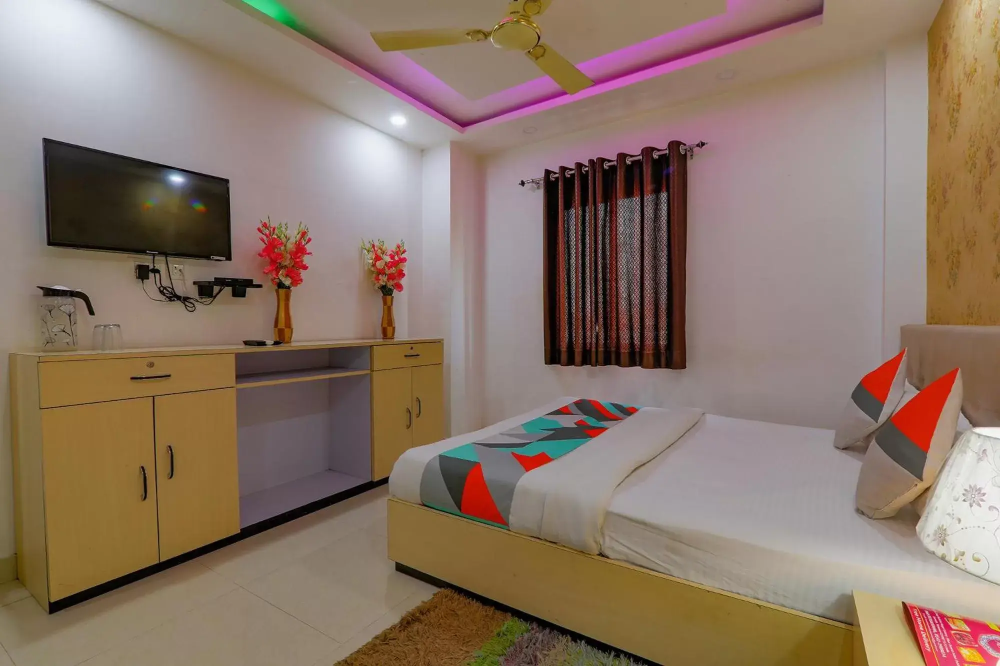 Photo of the whole room, Bed in FabExpress Moti Mahal Photo of the whole room, Bed in FabExpress Moti Mahal