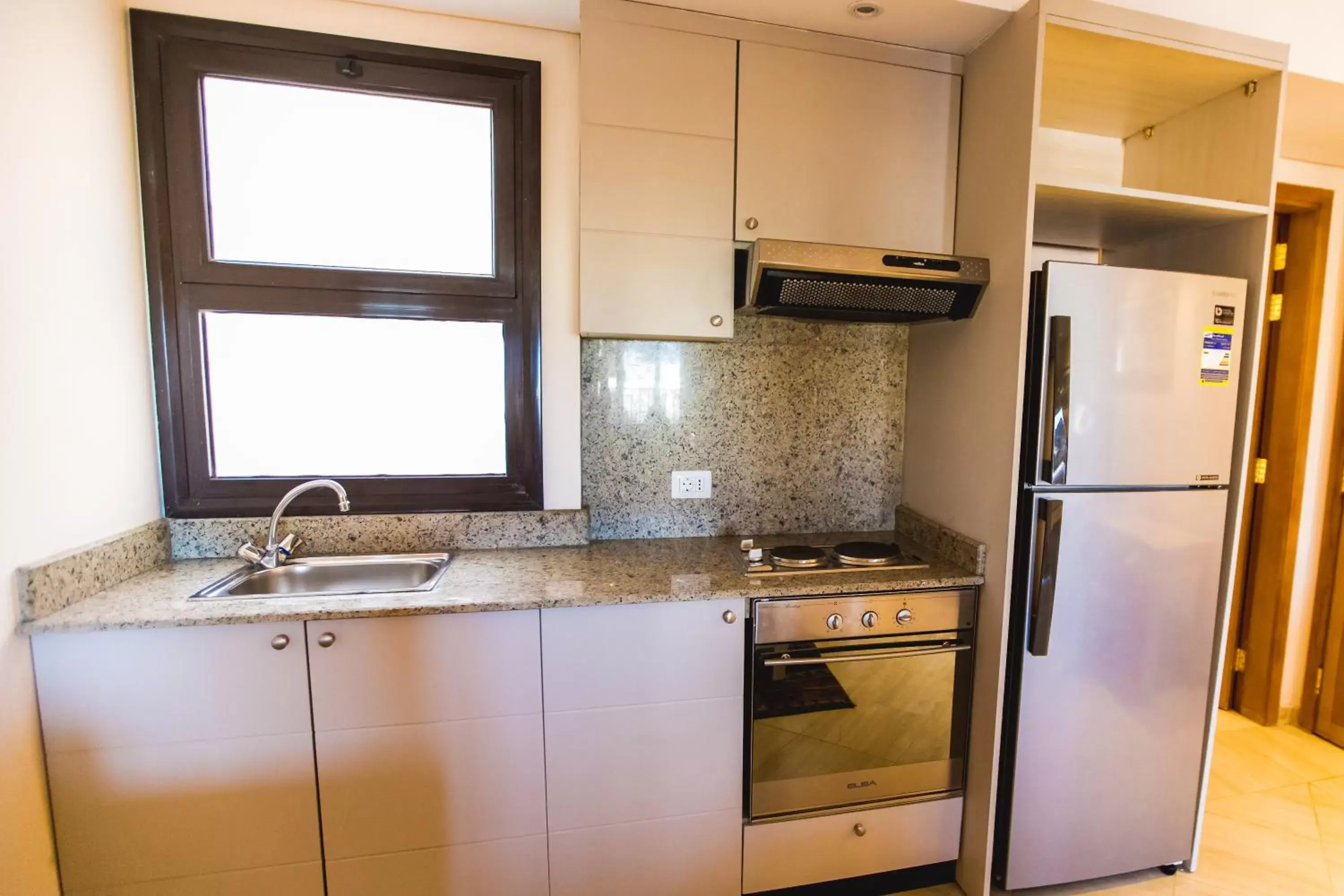 Kitchen or kitchenette, Kitchen/Kitchenette in Sky View Suites Hotel