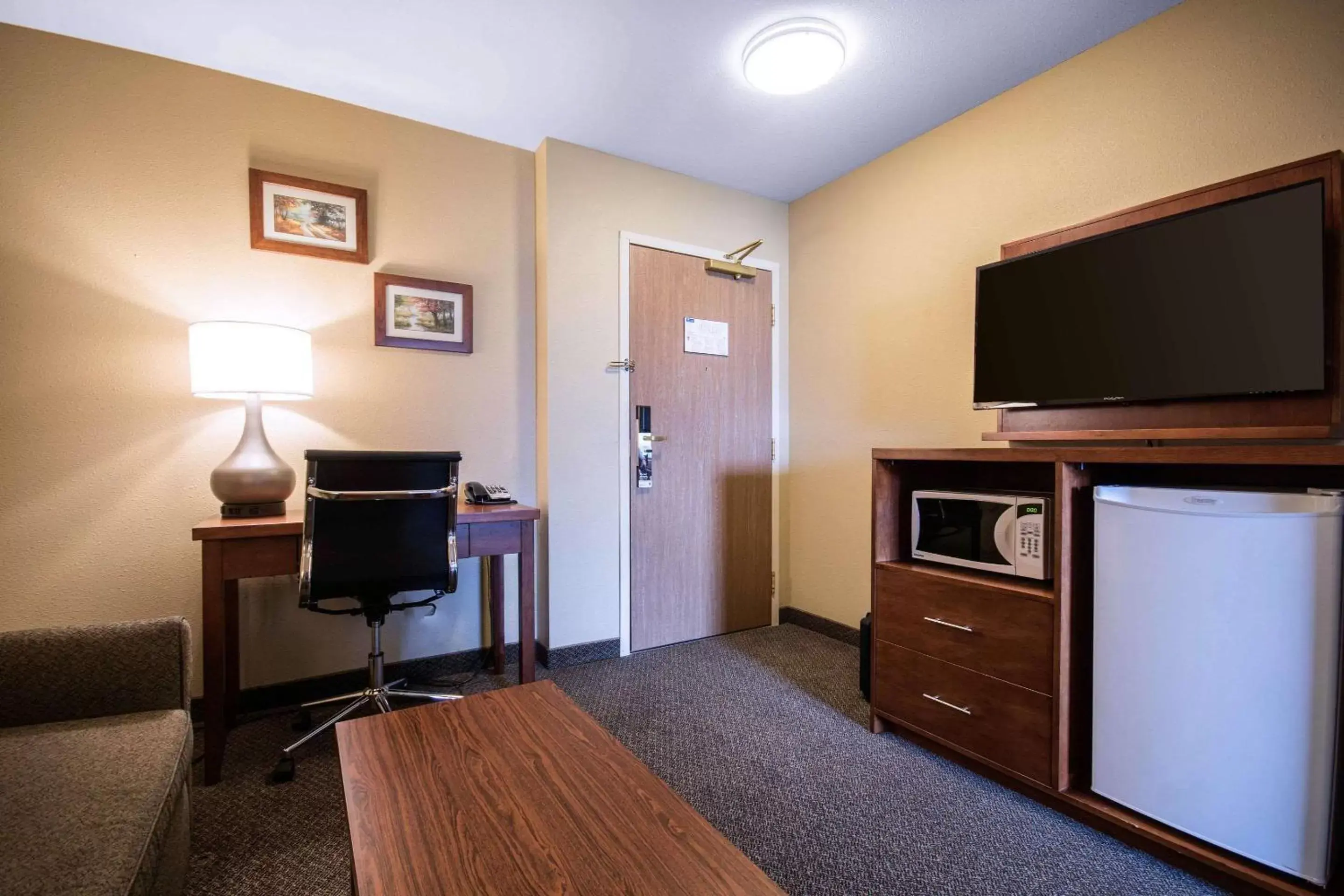 Photo of the whole room, TV/Entertainment Center in Comfort Inn & Suites Langley