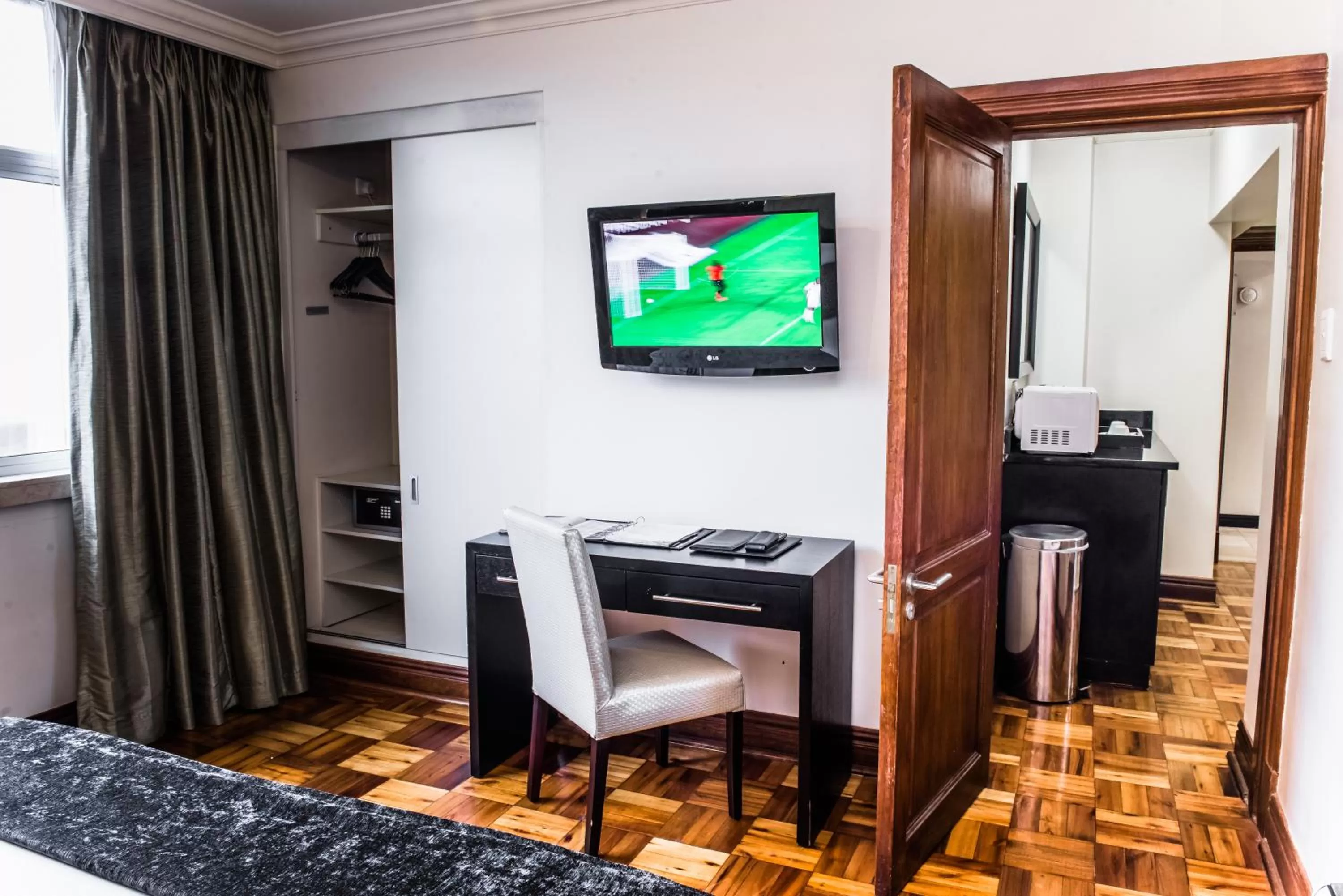 TV and multimedia in Belaire Suites Hotel