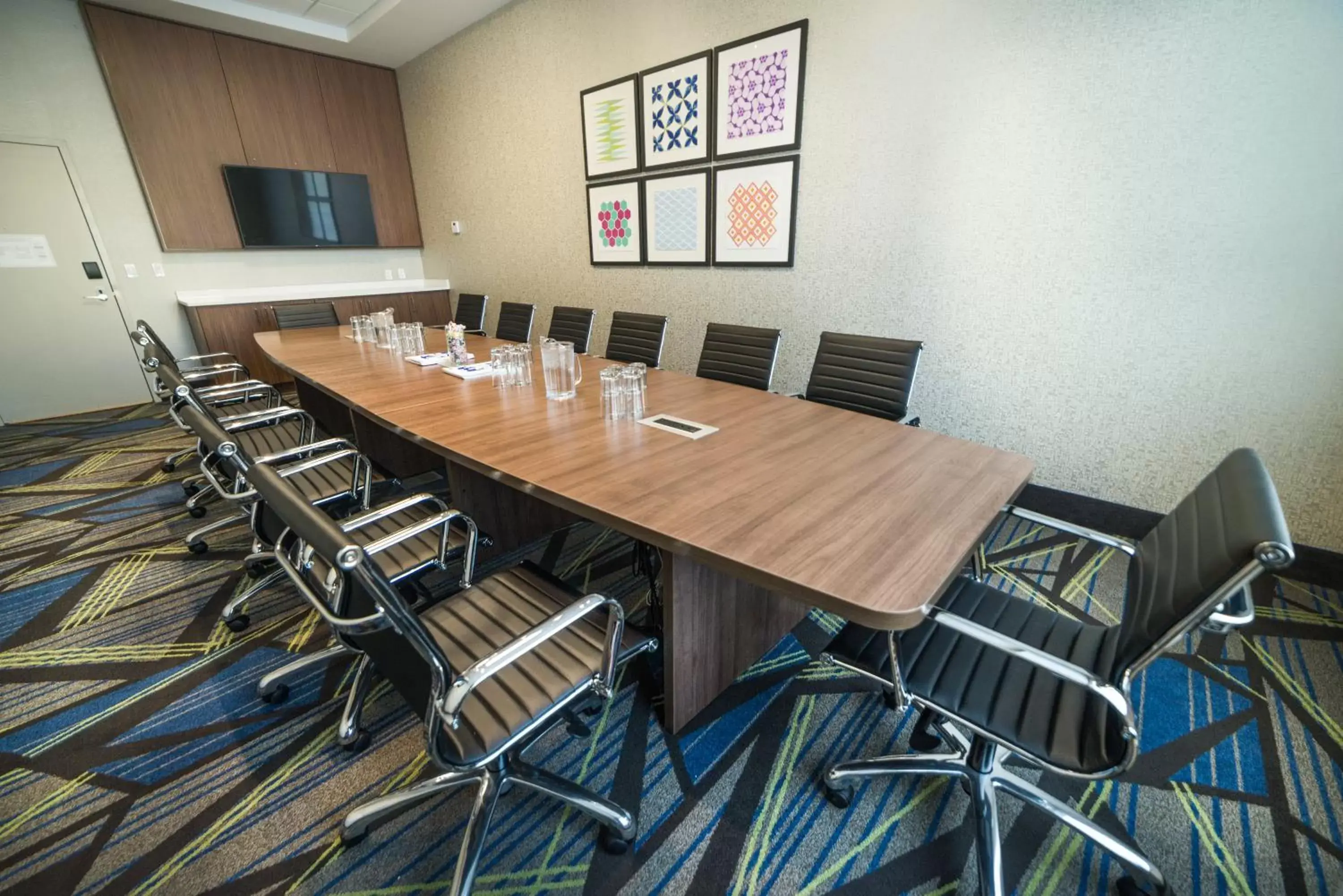 Meeting/conference room in Candlewood Suites West Edmonton - Mall Area, an IHG Hotel