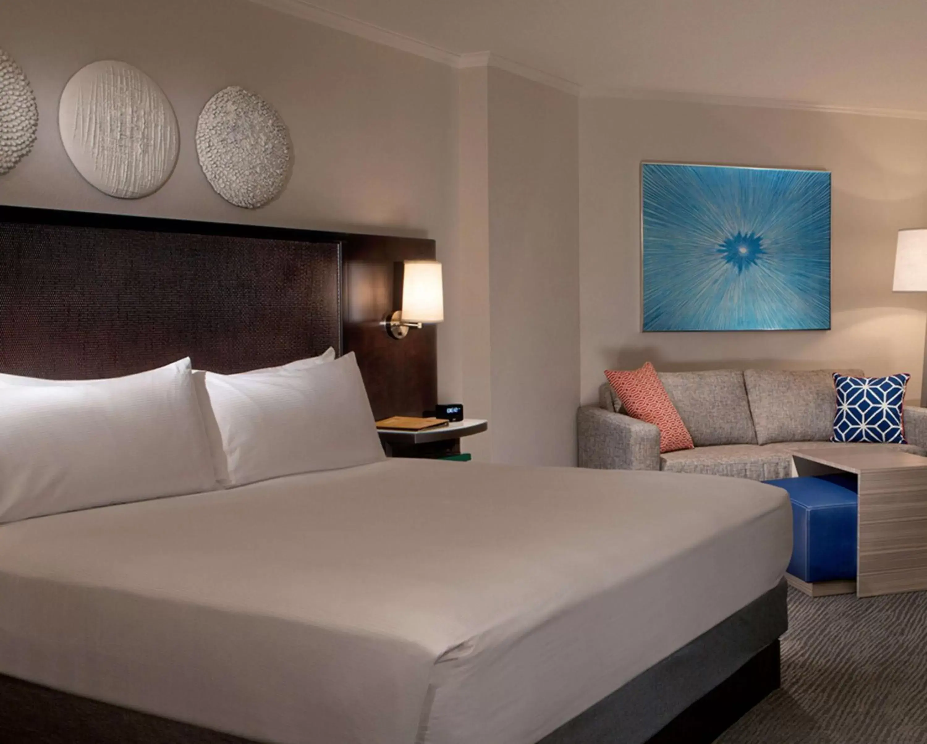 Living room, Bed in Hilton Orlando Buena Vista Palace - Disney Springs Area