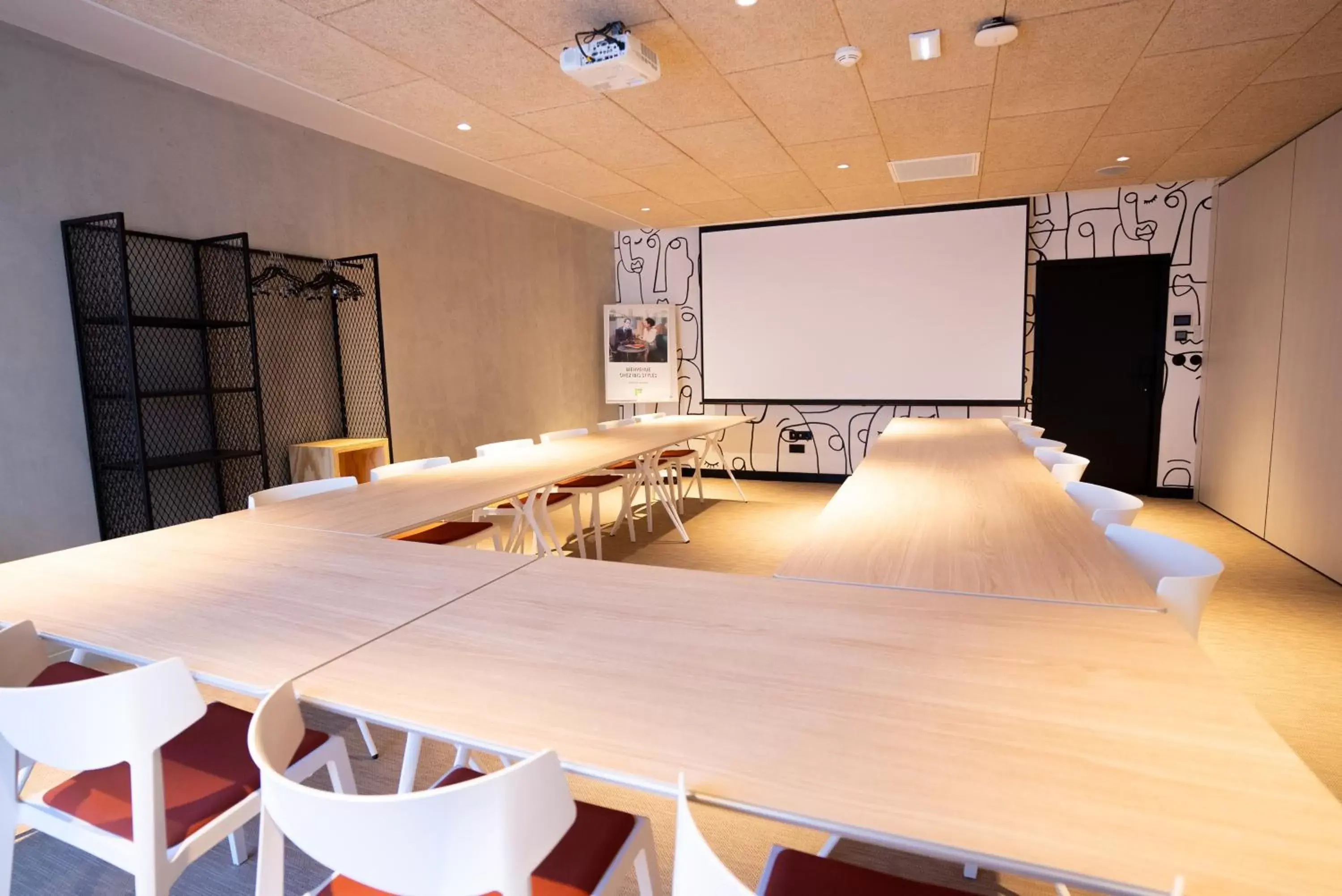 Meeting/conference room in ibis Styles Montauban