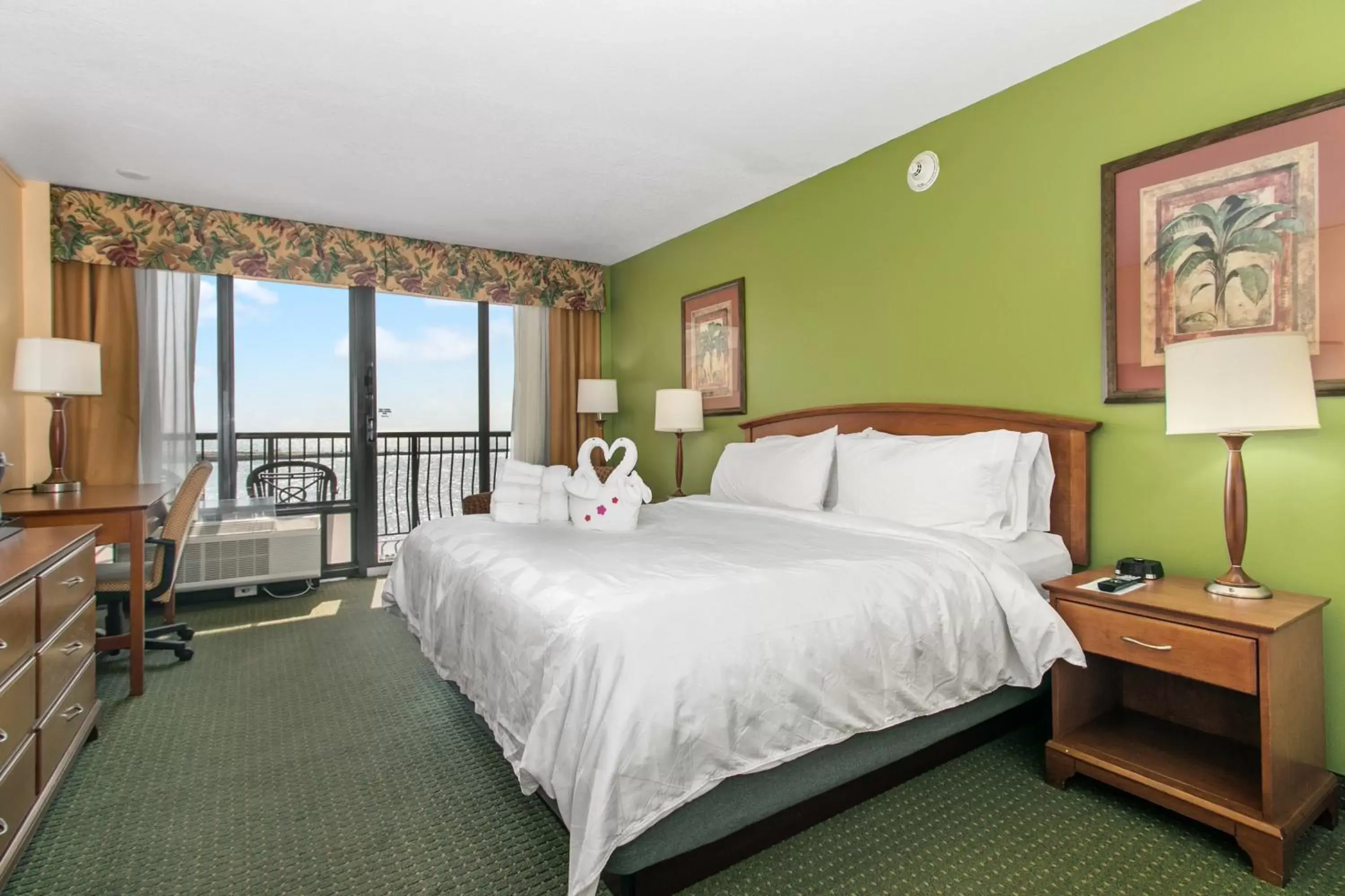 Bed in Holiday Inn & Suites Clearwater Beach, an IHG Hotel