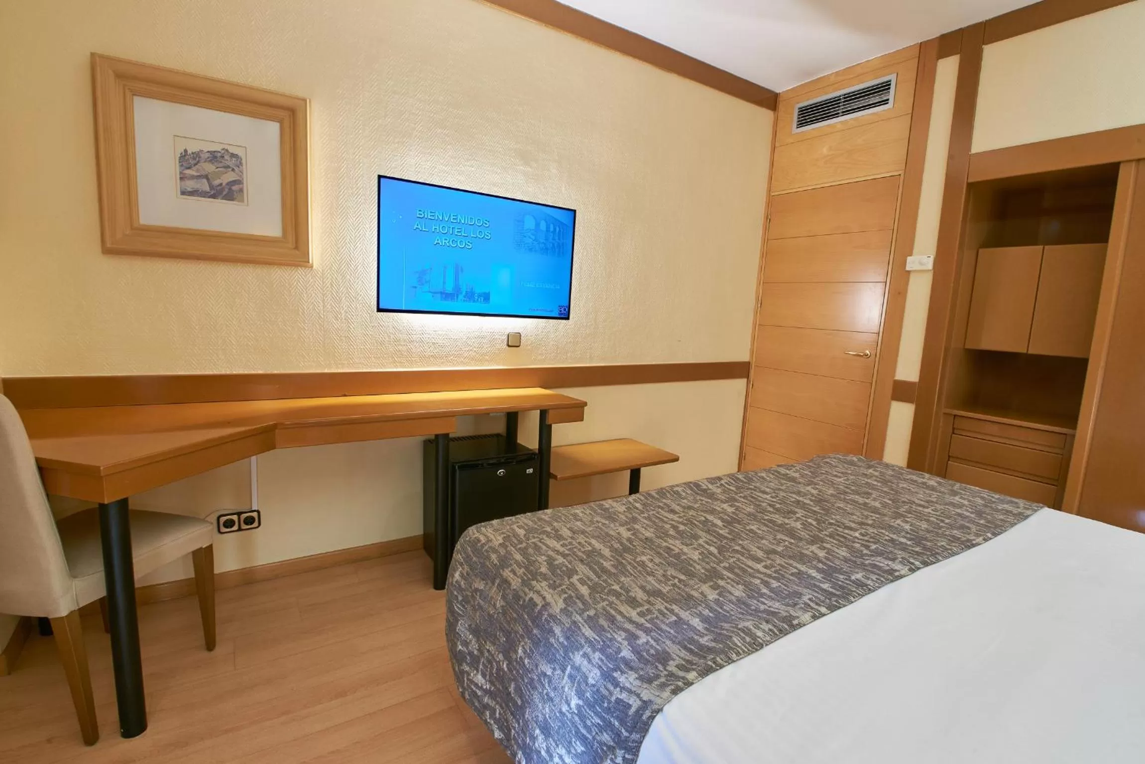 Communal lounge/ TV room, Bed in Los Arcos