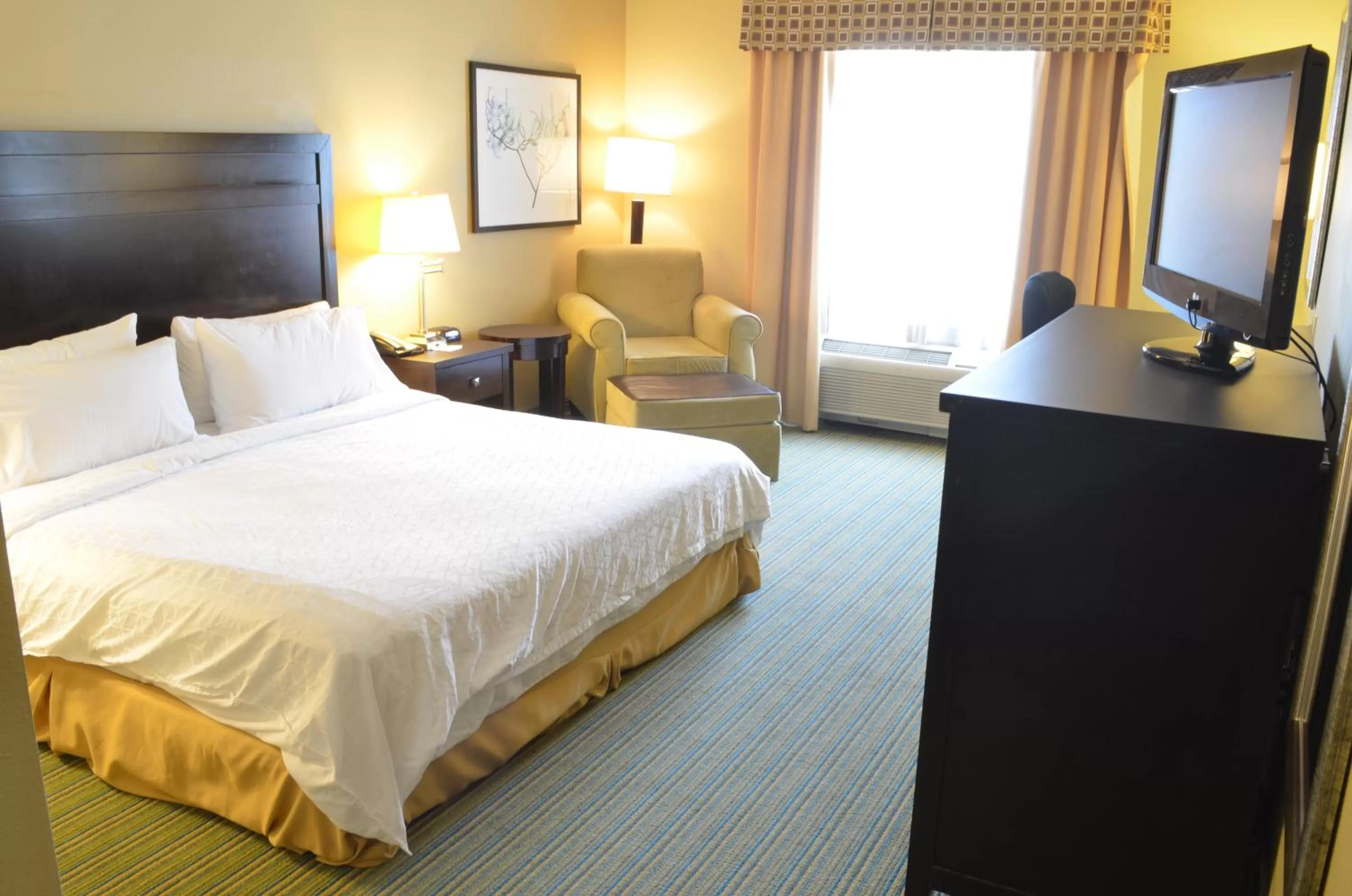 Photo of the whole room, Bed in Holiday Inn Express- Waterloo/Cedar Falls by IHG