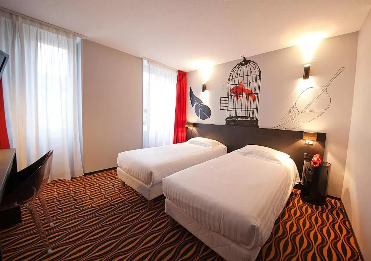 Photo of the whole room, Bed in Dav'hotel Jaude