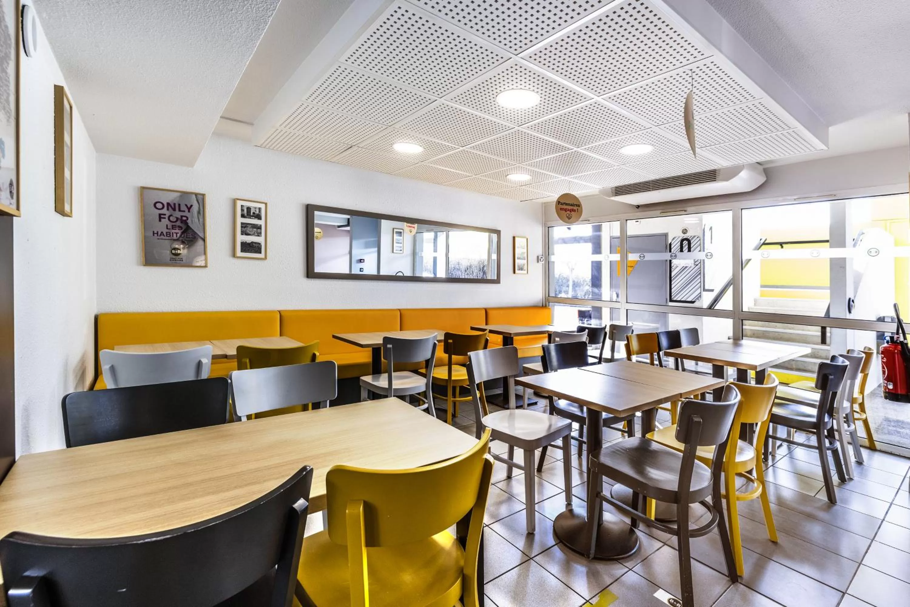 Buffet breakfast in B&B HOTEL Perpignan Sud Porte d'Espagne