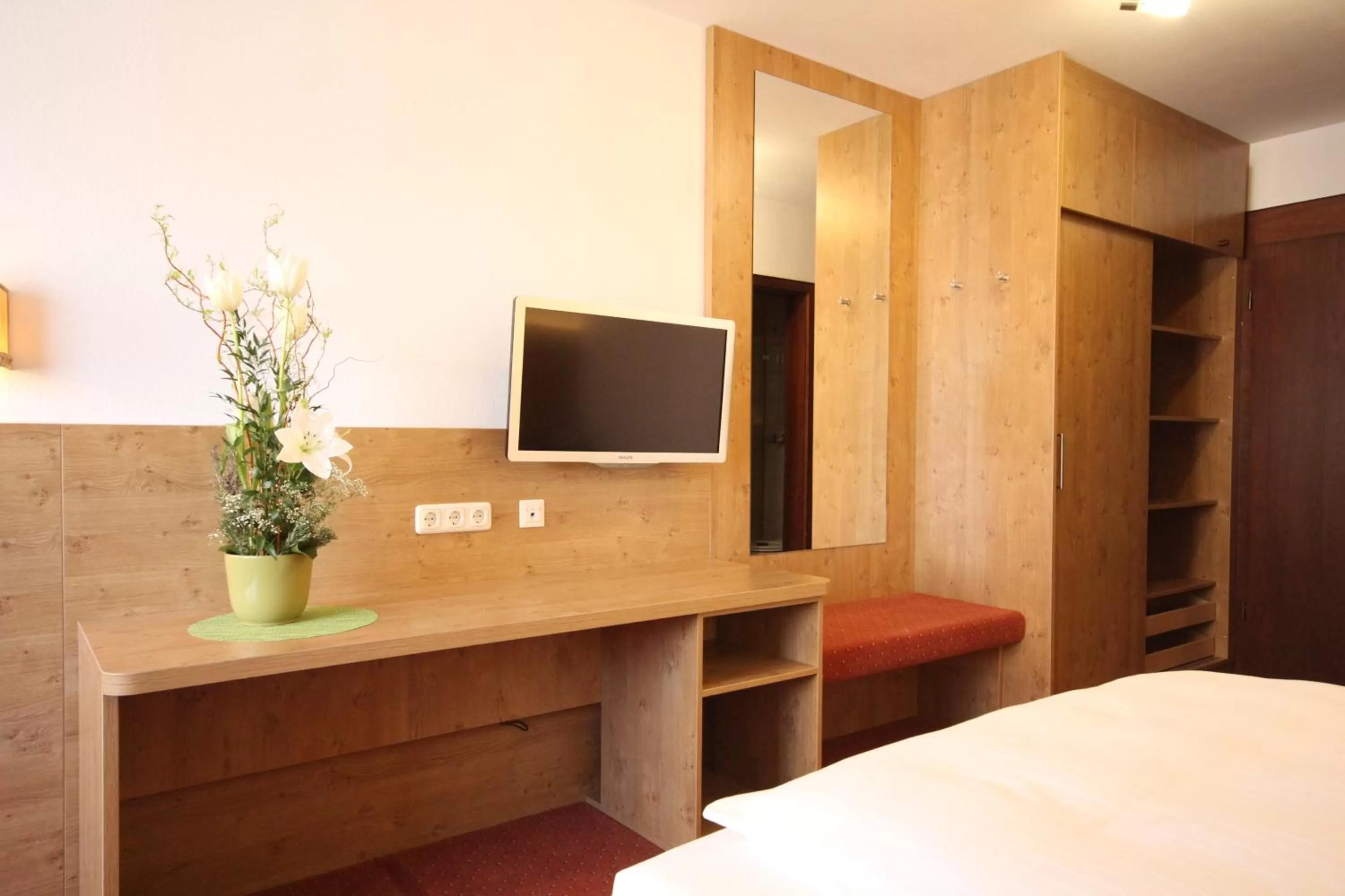 TV and multimedia, Bed in Isar Hotel