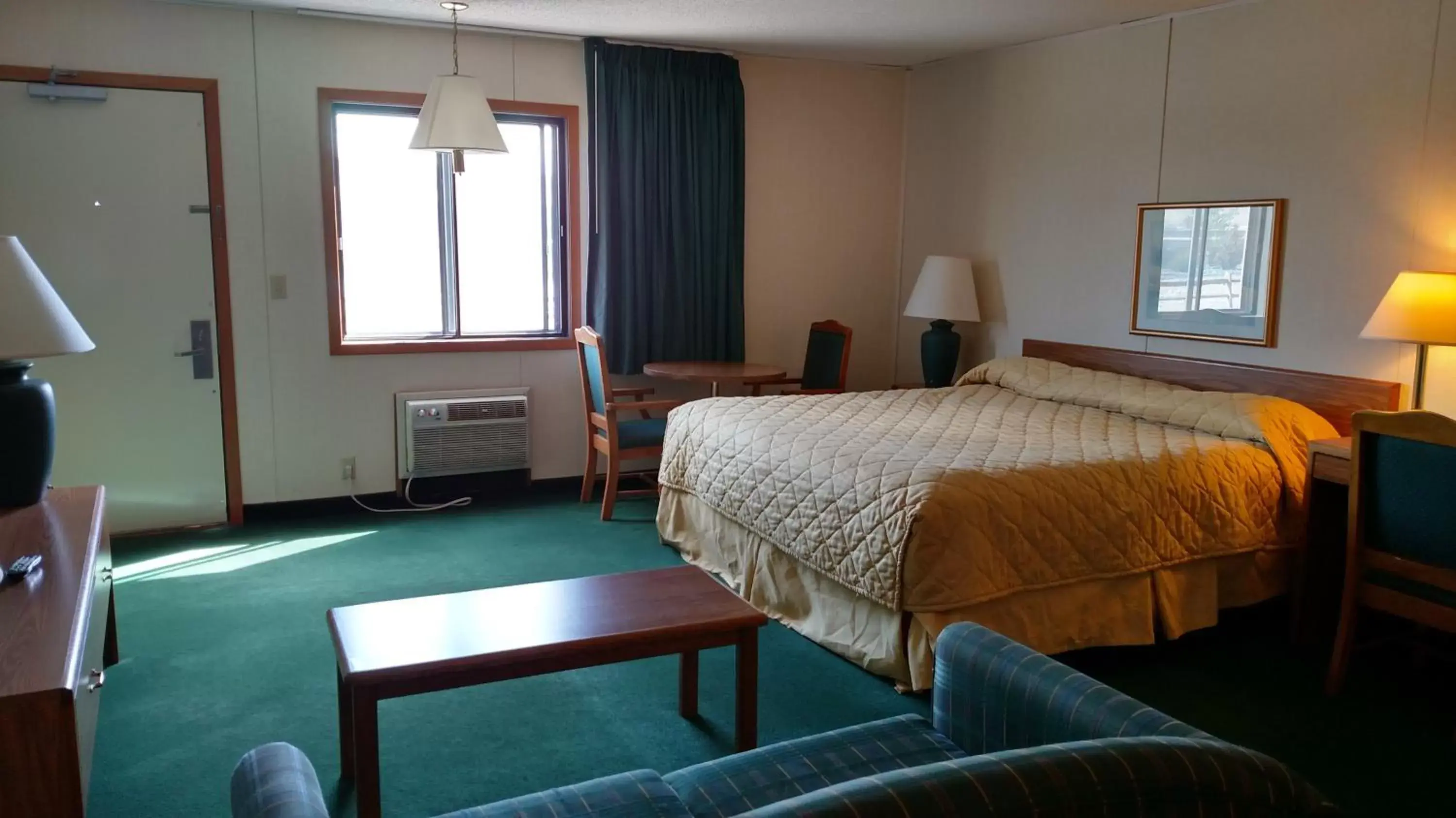 Photo of the whole room, Bed in Beartooth Inn