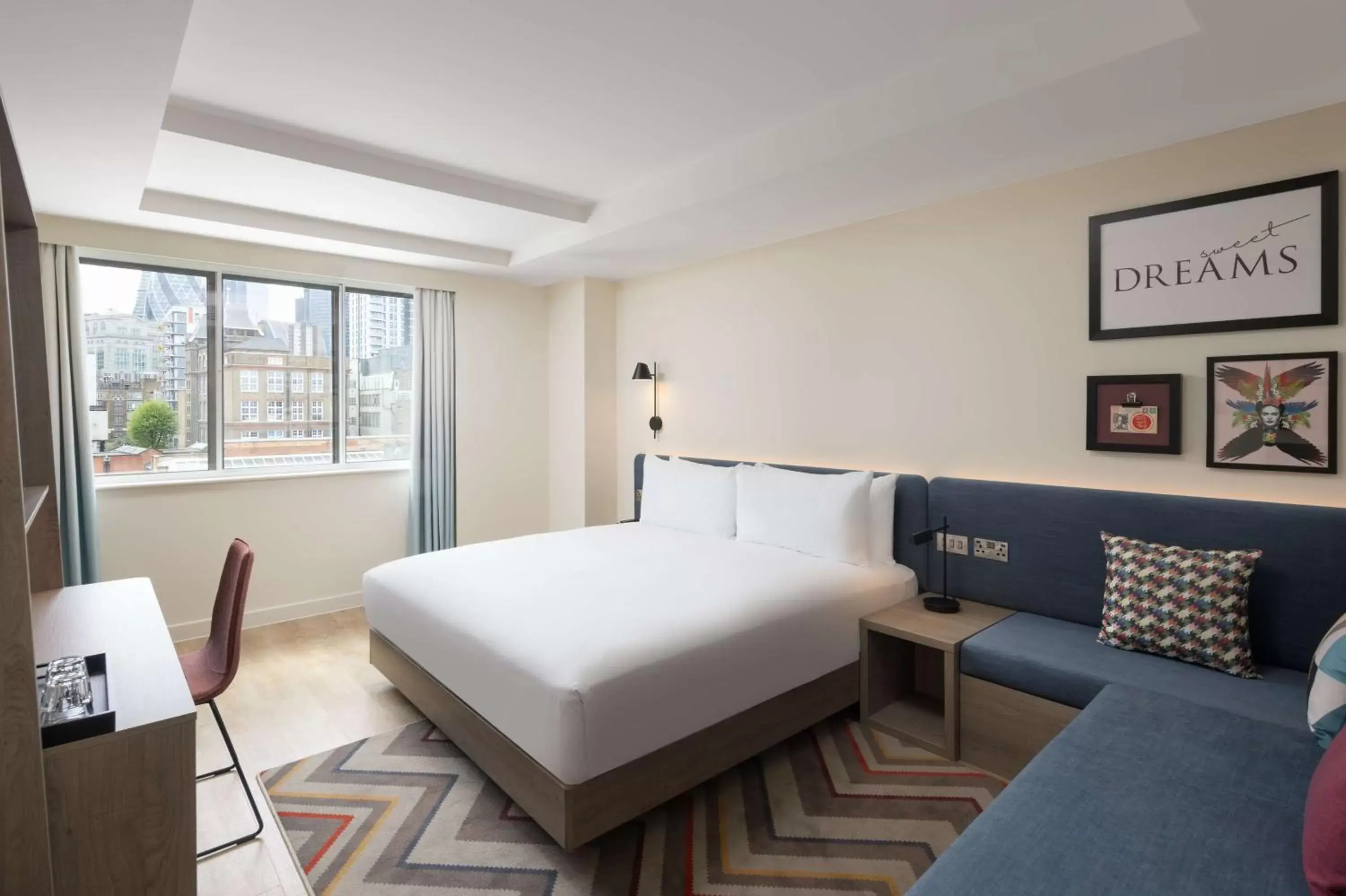 Living room, Bed in Hampton By Hilton London City