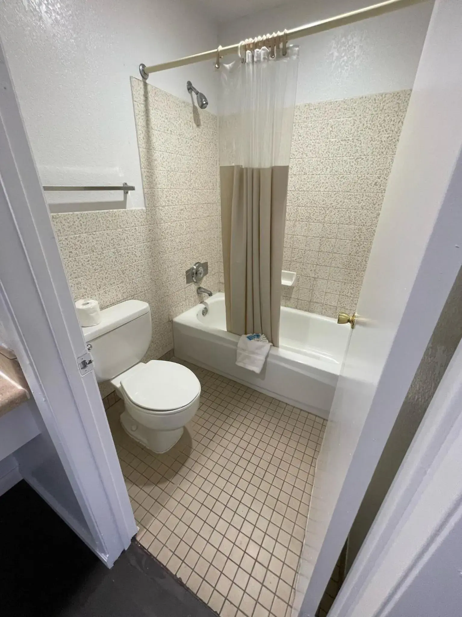 Bathroom in Palms Inn & Suites