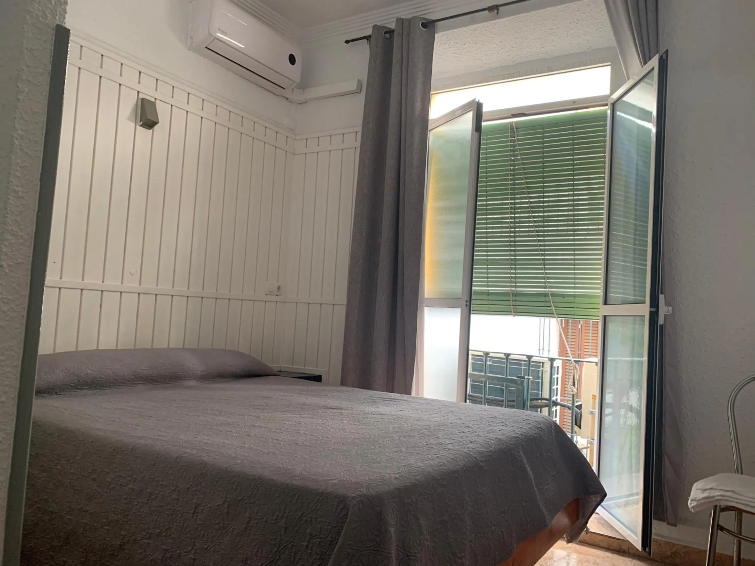 Bedroom, Bed in Hostal Alcobia