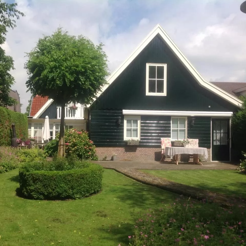 Garden view in B&B De Singel