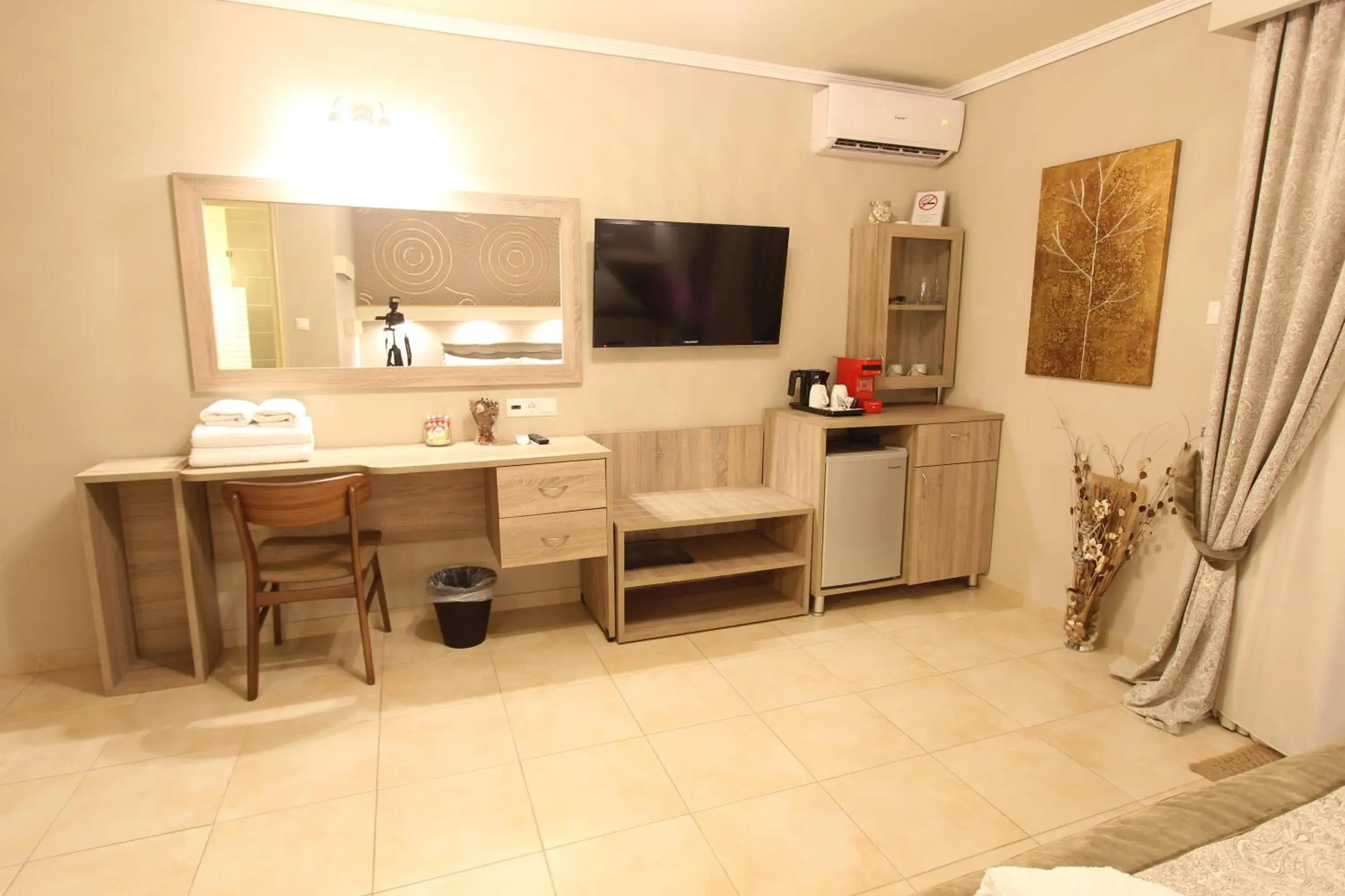 TV and multimedia, Bathroom in Hotel Mallas