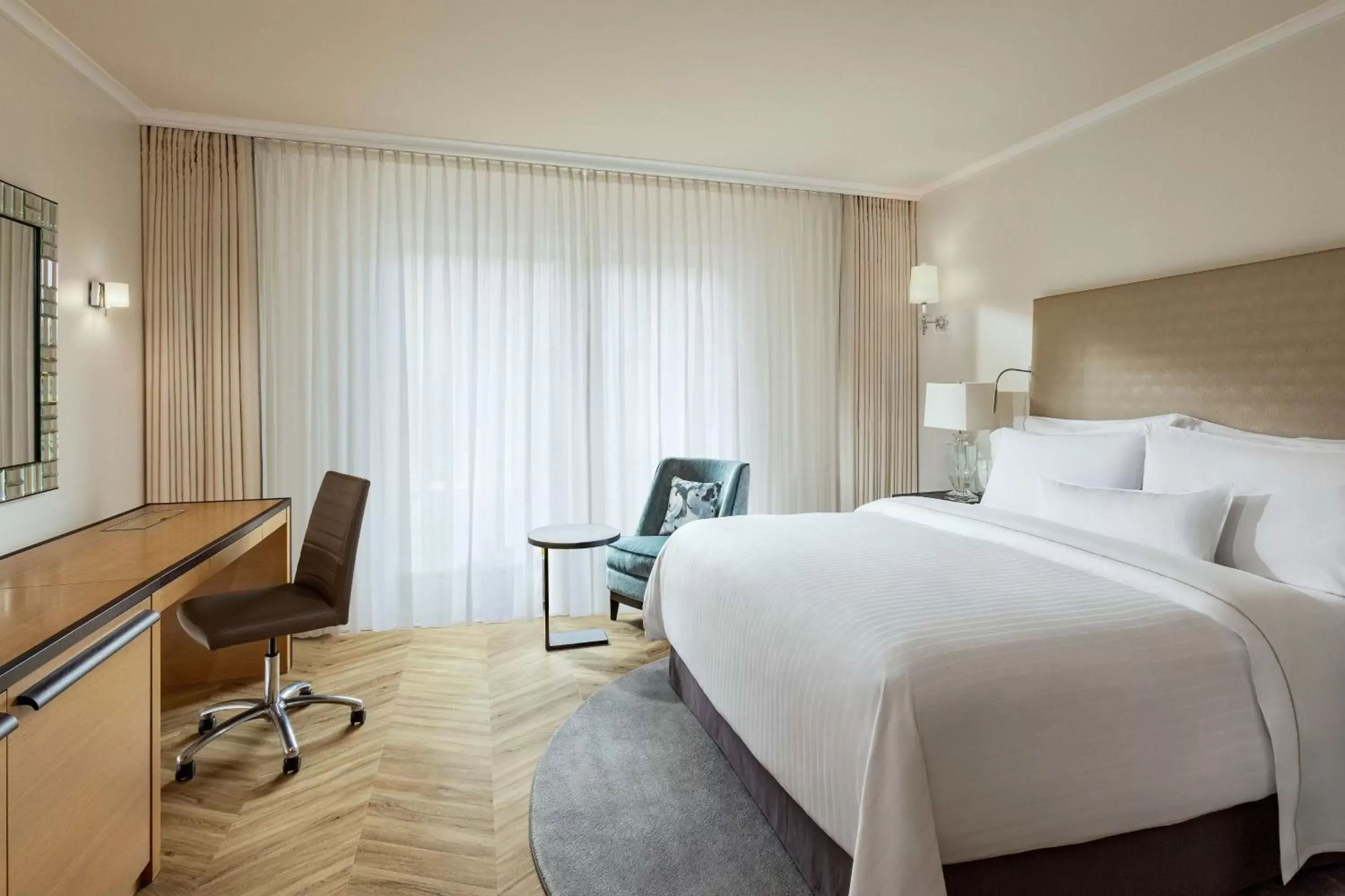 Photo of the whole room, Bed in The Westin Grand Berlin