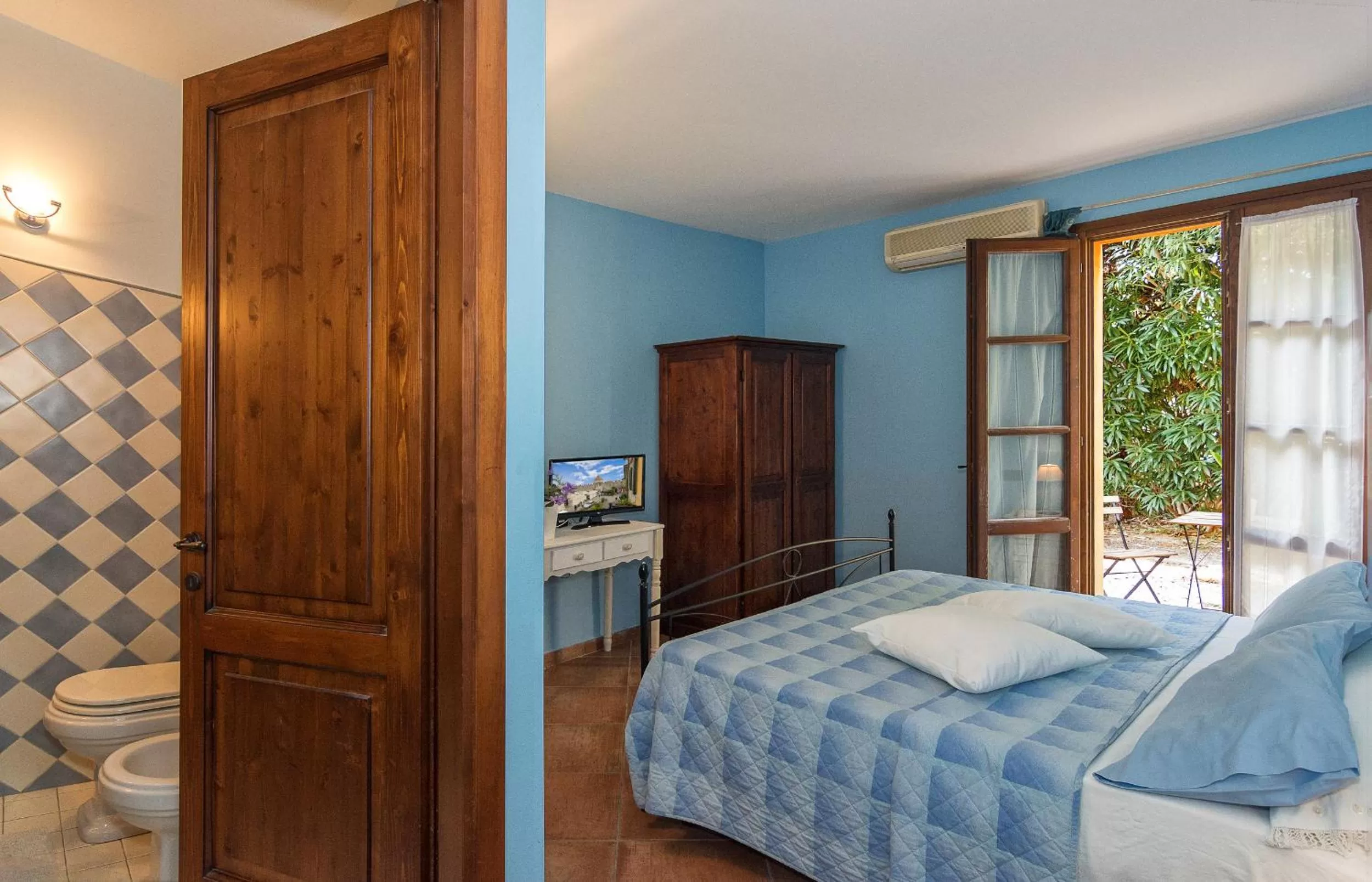 Photo of the whole room in Pisa Holidays