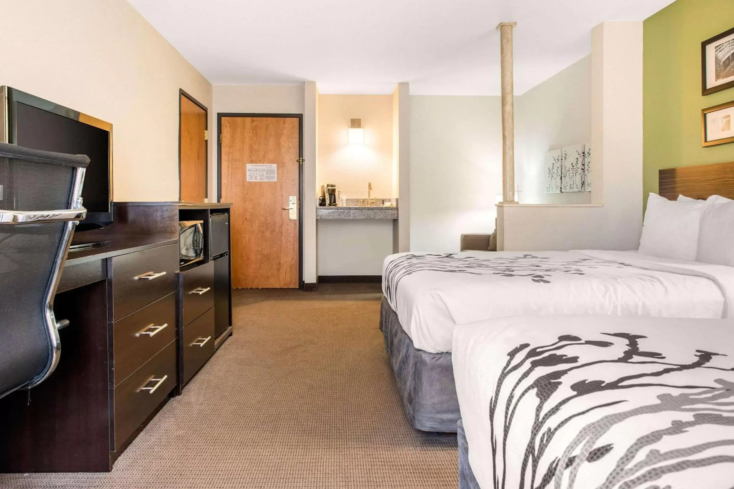 Photo of the whole room, Bed in Sleep Inn & Suites Columbus
