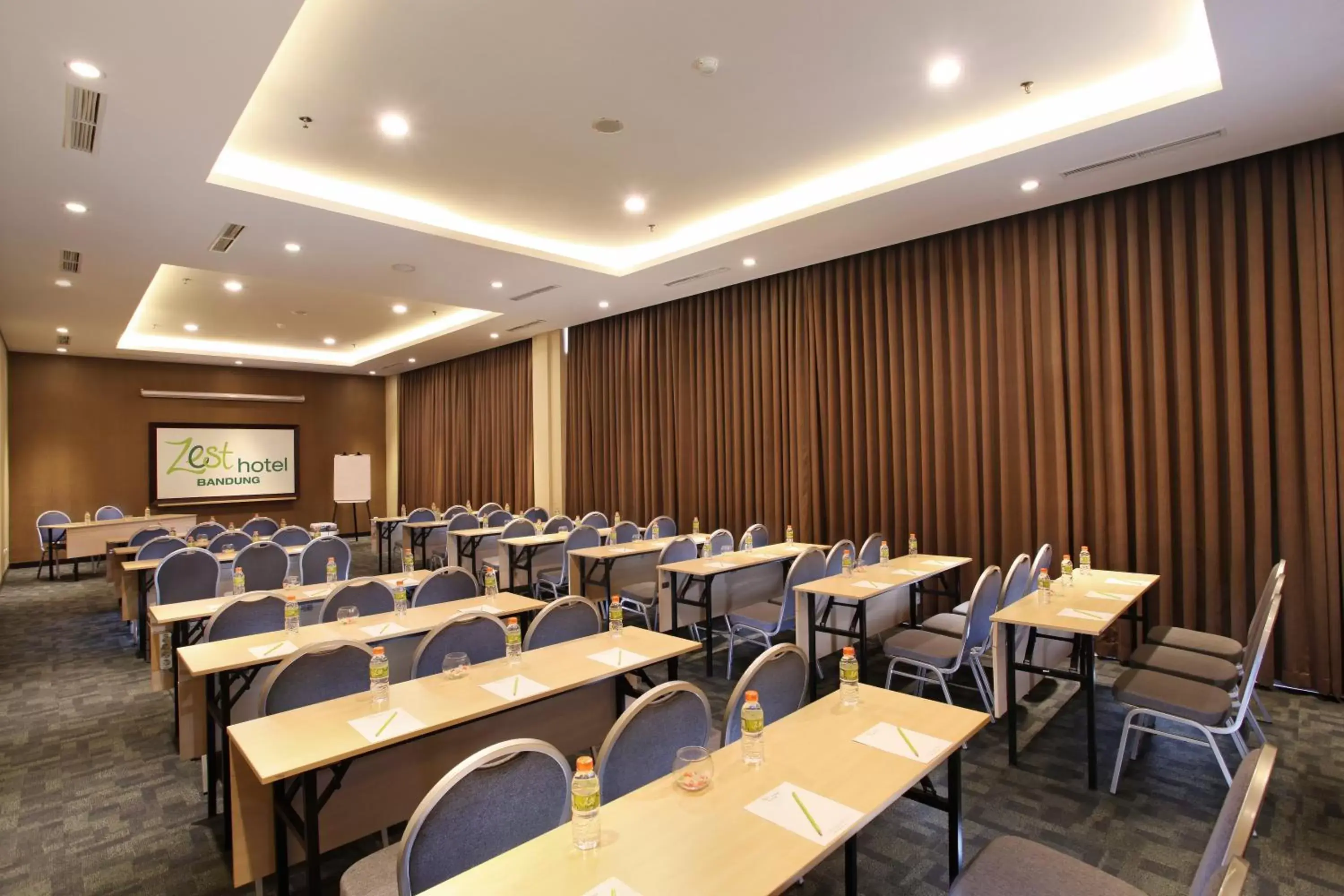 Banquet/Function facilities, Business Area/Conference Room in Zest Hotel Sukajadi Bandung