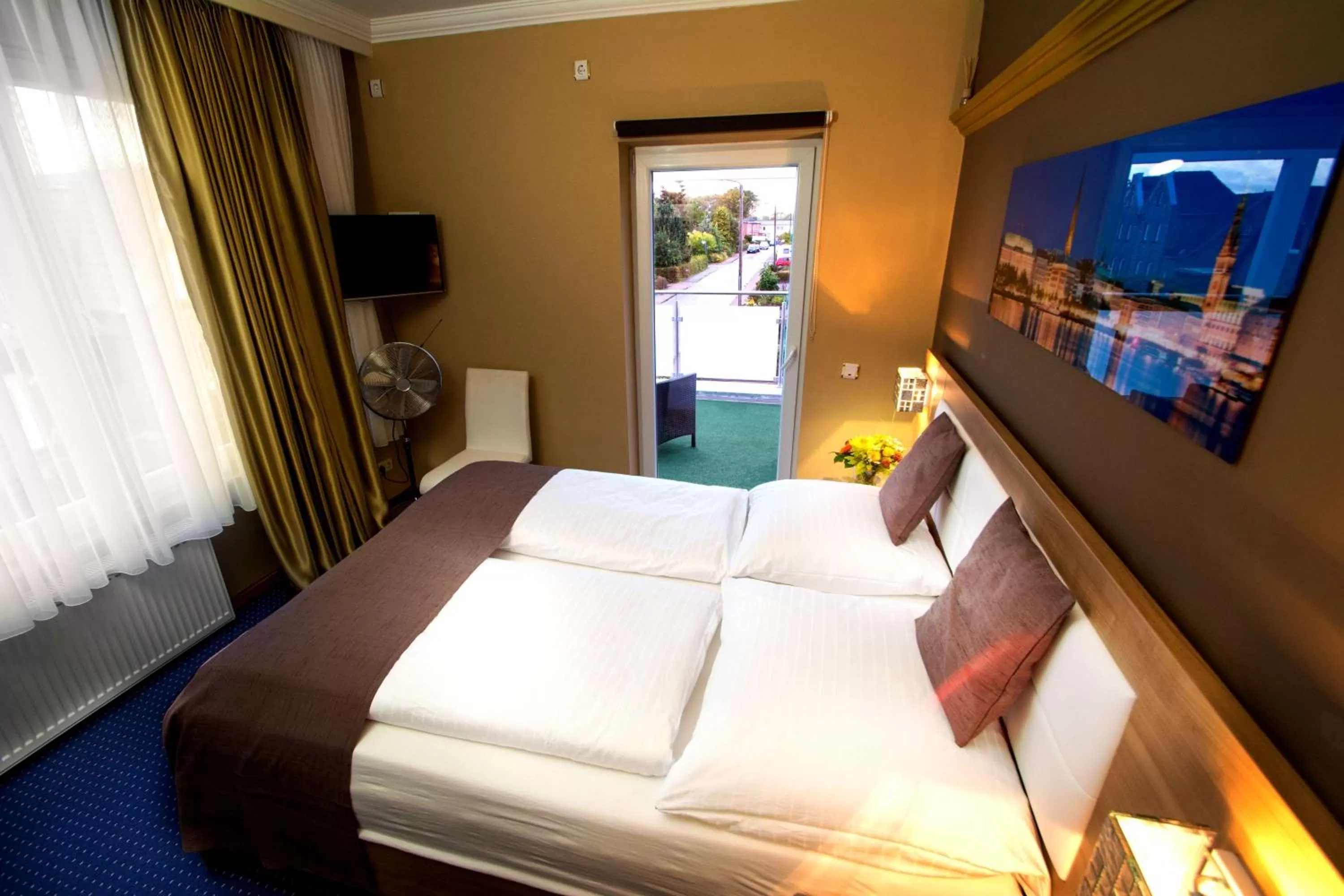 Double Room with Terrace and Shared Bathroom in C&S Hotel