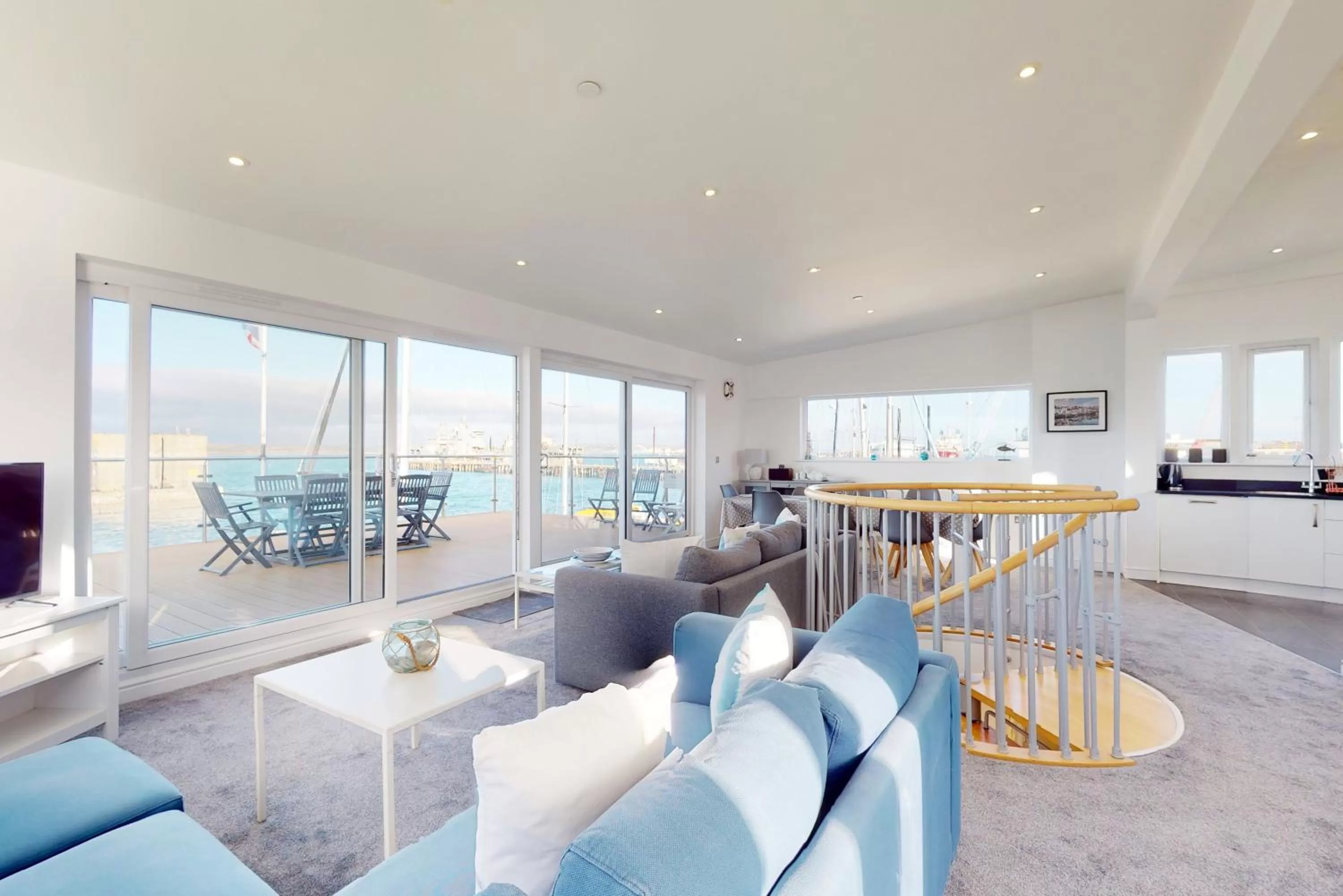 Communal lounge/ TV room in Crabbers' Wharf