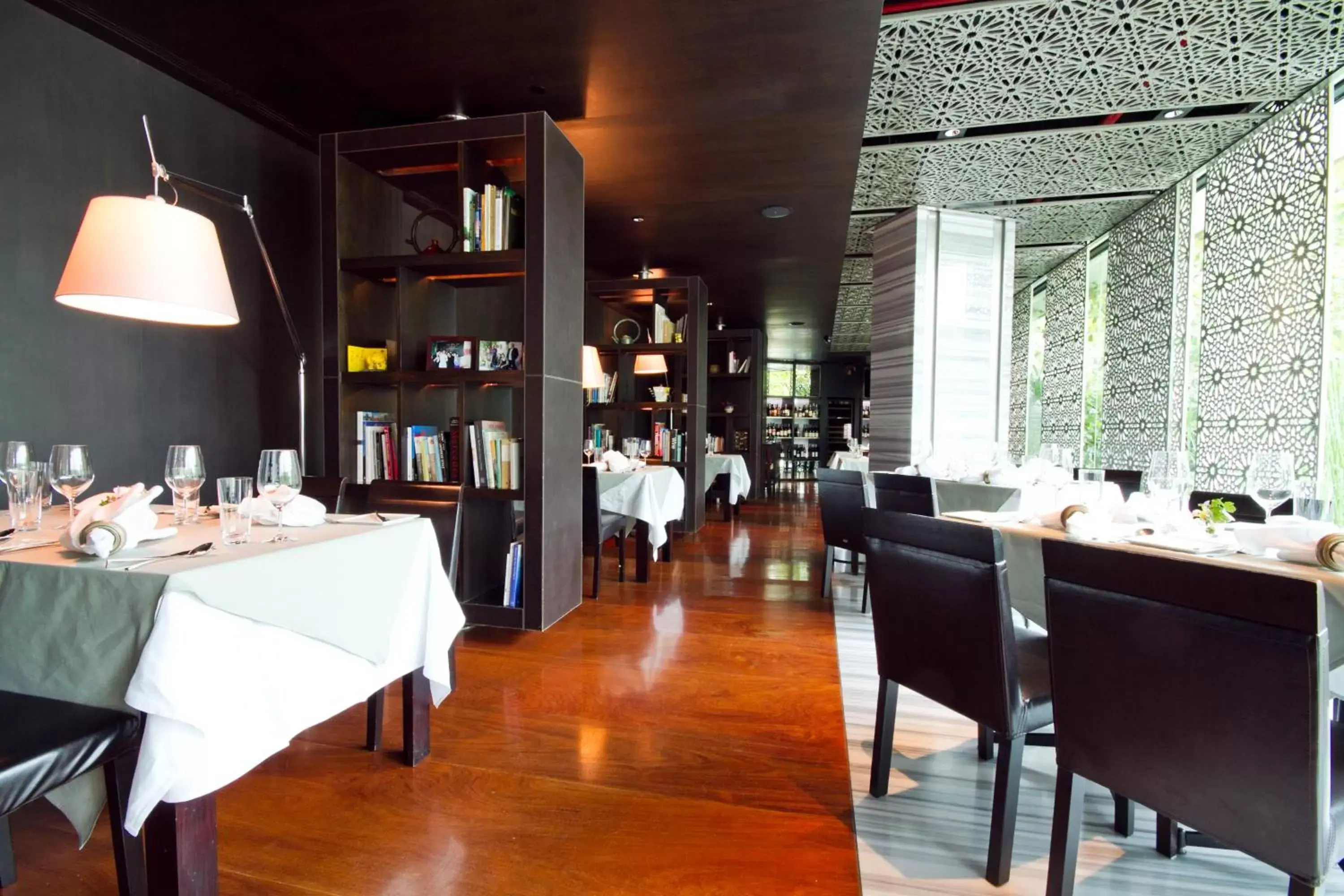 Restaurant/Places to Eat in Maduzi Hotel, Bangkok - Asoke