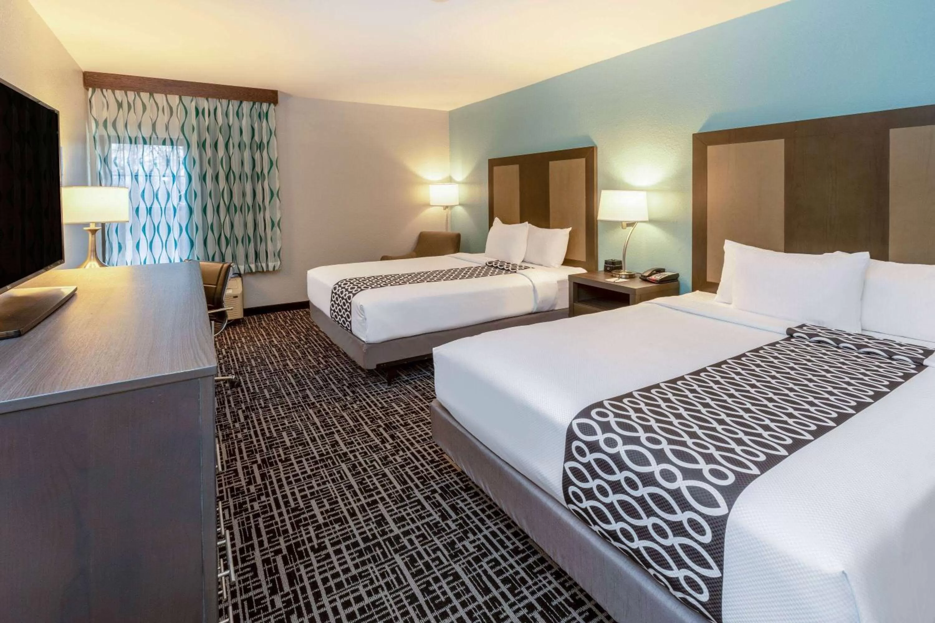 Photo of the whole room, Bed in La Quinta by Wyndham Jonesboro