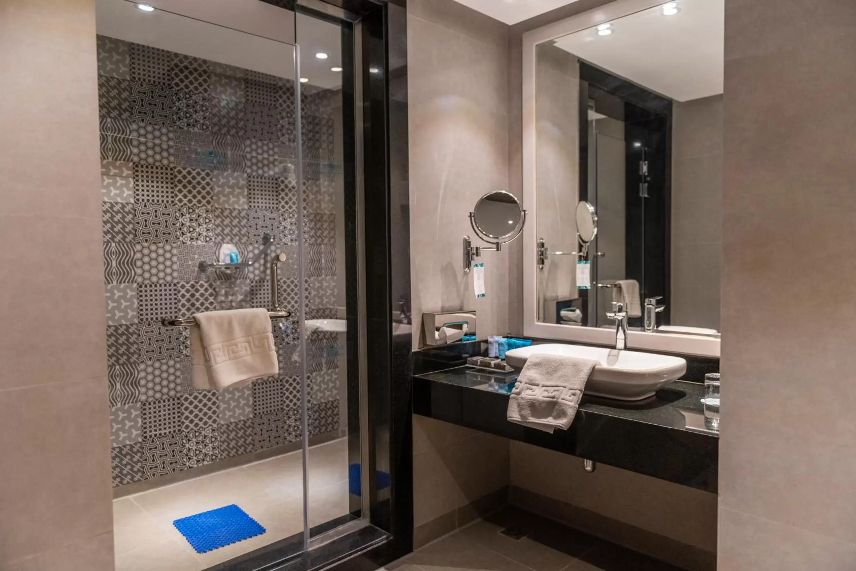 Shower, Bathroom in Sunrise Diamond Beach Resort -Grand Select