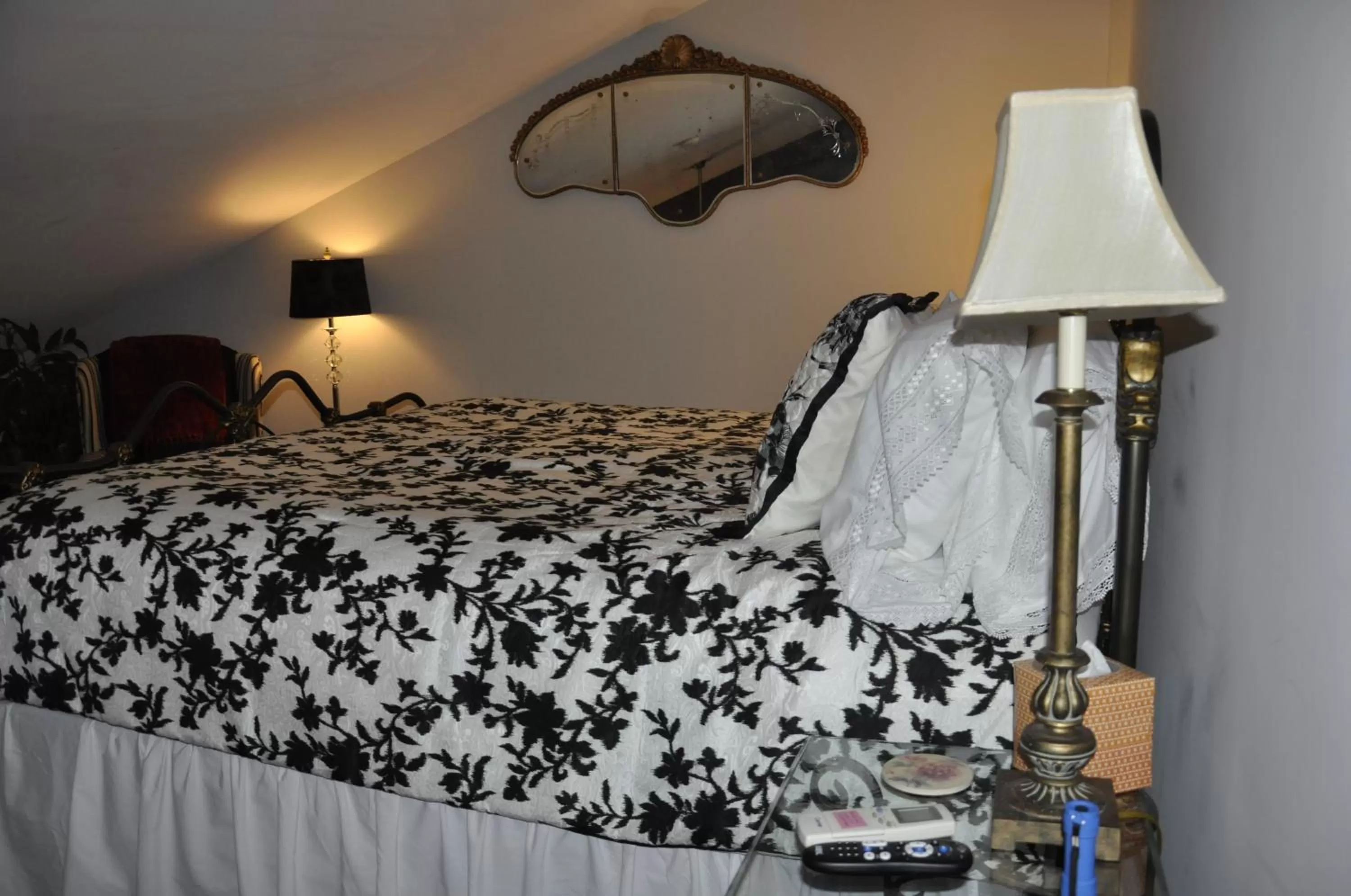 Bed in The Richard Johnston Inn & 1890 Caroline House