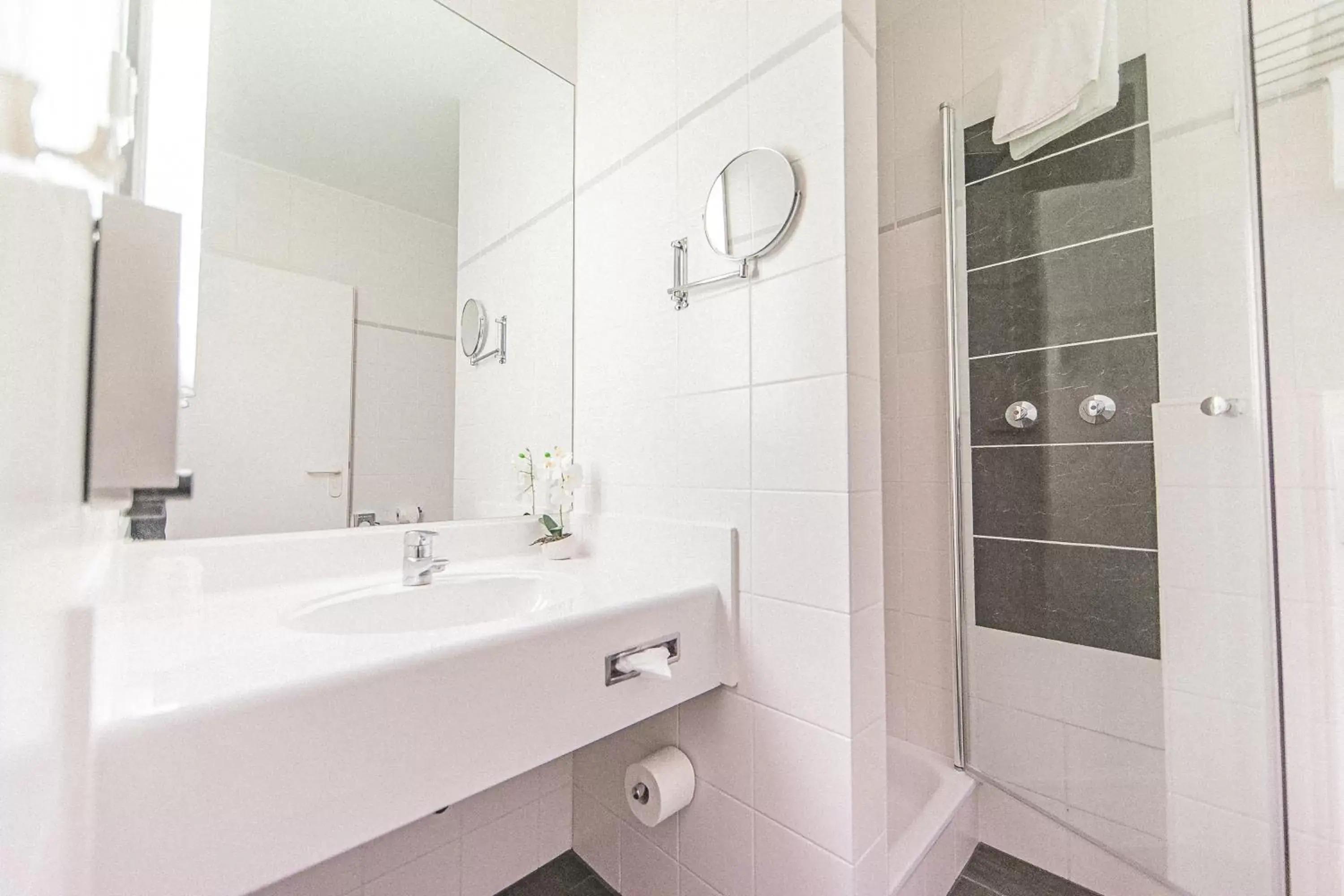 Bathroom in PLAZA Hotel Hanau Bathroom in PLAZA Hotel Hanau