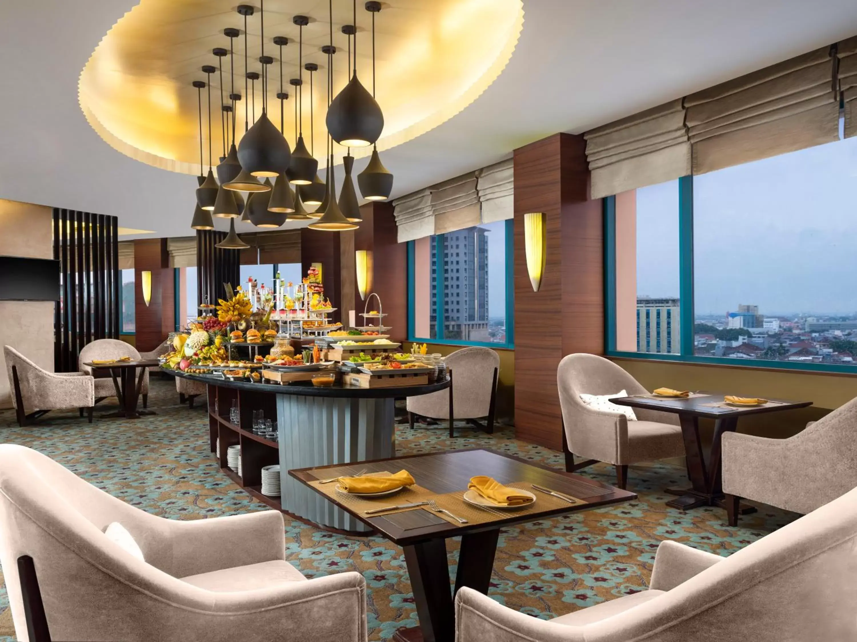 Lounge or bar in Hotel Ciputra Semarang managed by Swiss-Belhotel International