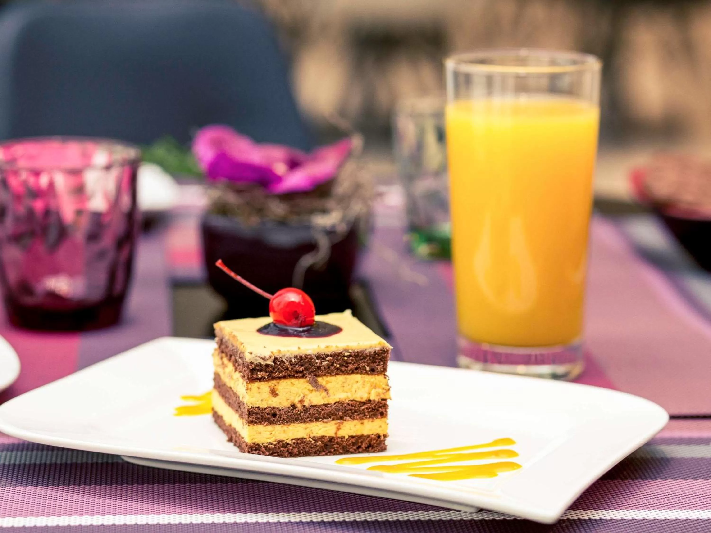 Restaurant/places to eat in Mercure Bucharest City Center