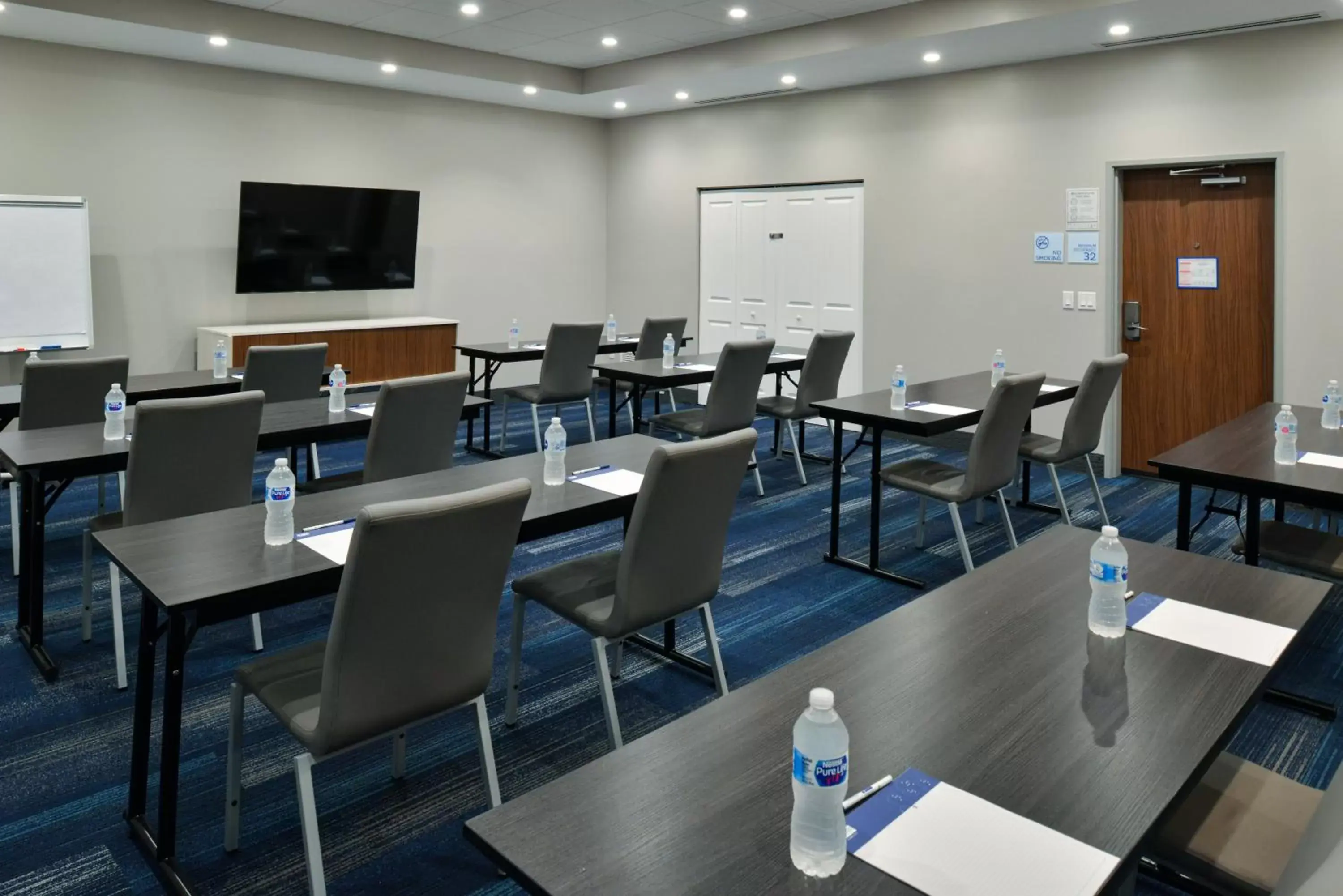 Meeting/conference room in Holiday Inn Express Orlando - South Park, an IHG Hotel