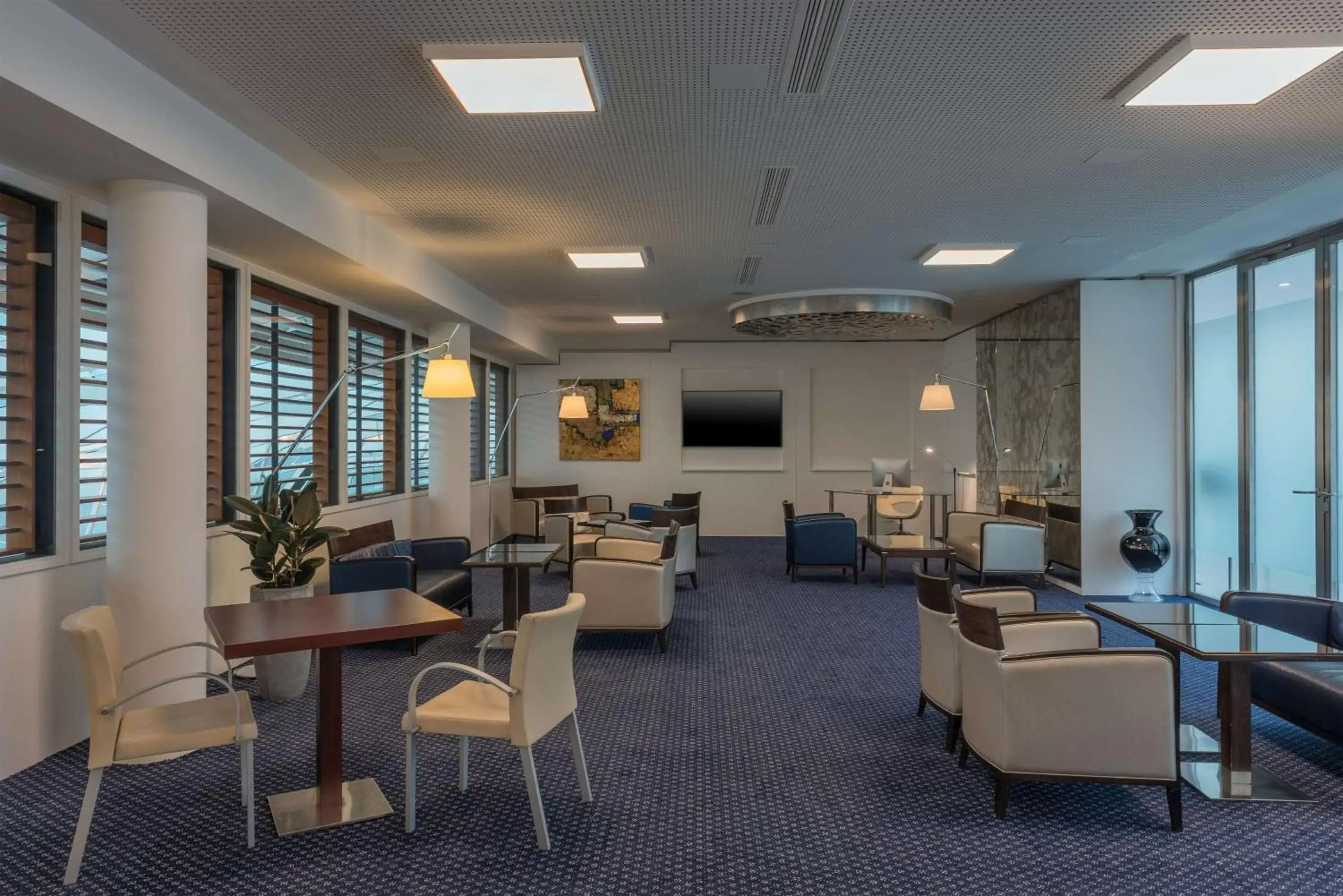 Property building, Lounge/Bar in Hilton Geneva Hotel and Conference Centre