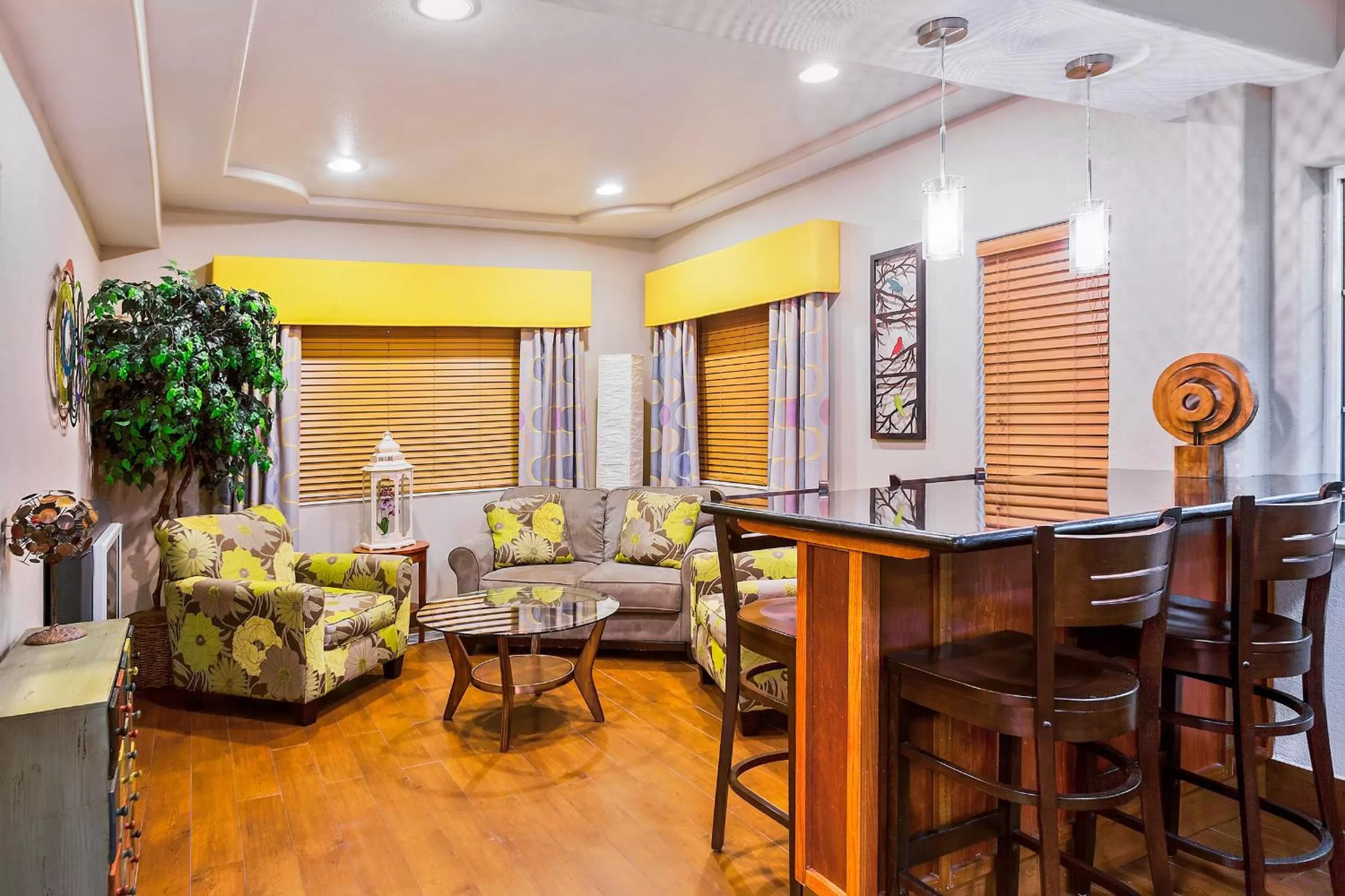 Communal lounge/ TV room in AmericInn by Wyndham Des Moines Airport