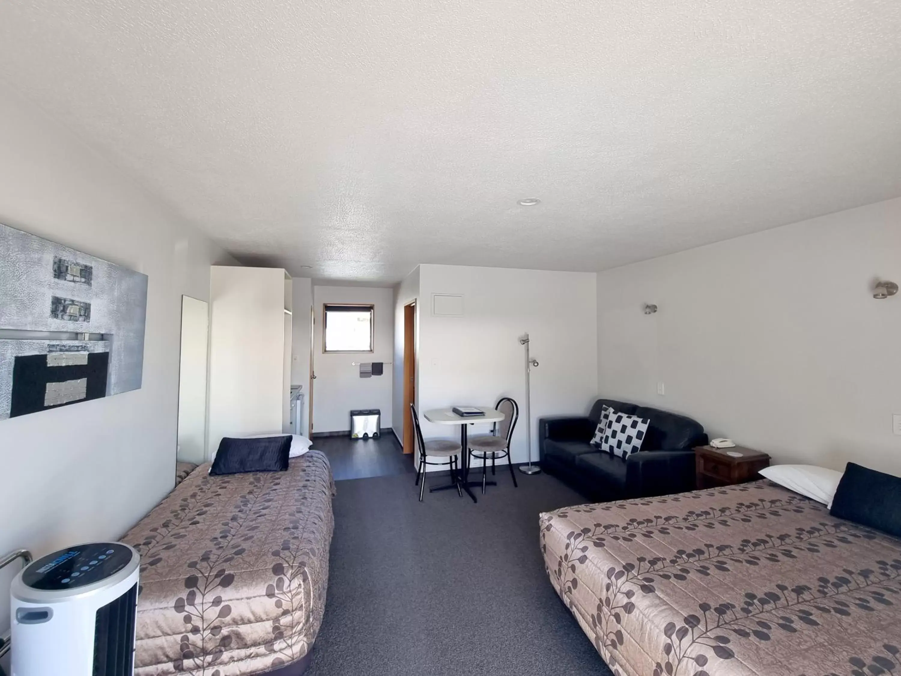 Bed, Seating Area in ASURE Highpark Motor Inn