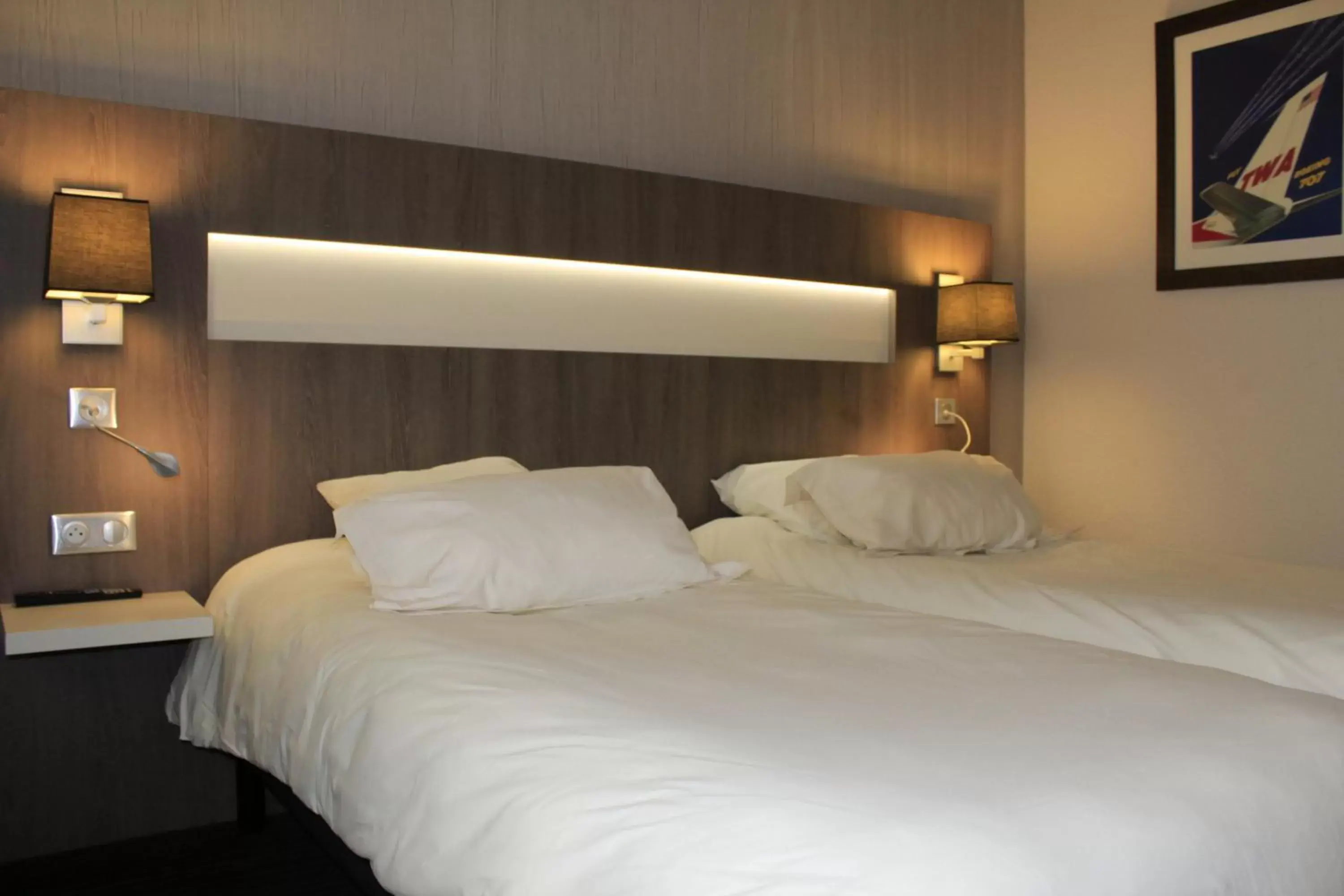 Bedroom, Bed in Best Western Marseille Aeroport