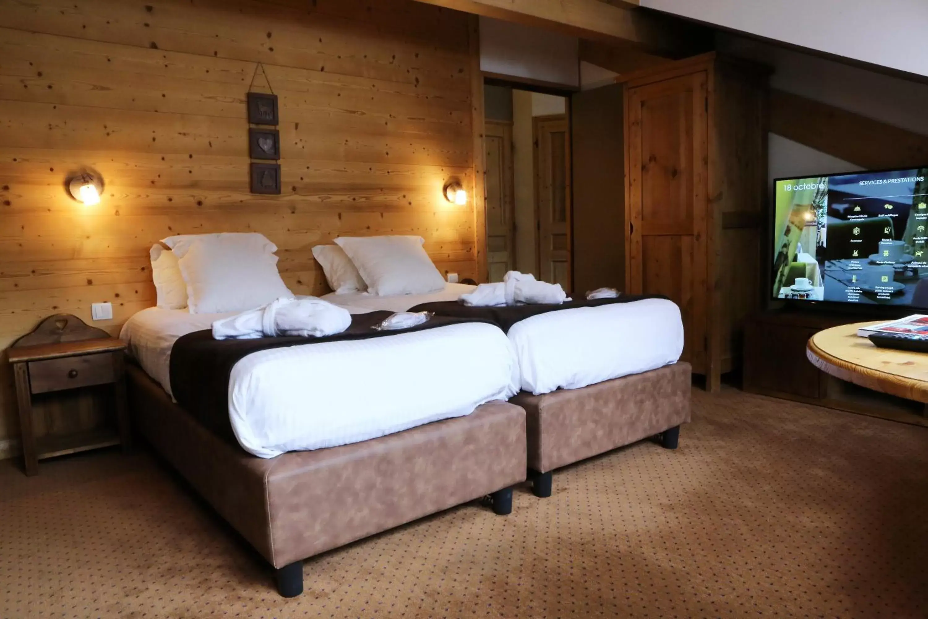 Bed in Les Gourmets - Chalet Hotel