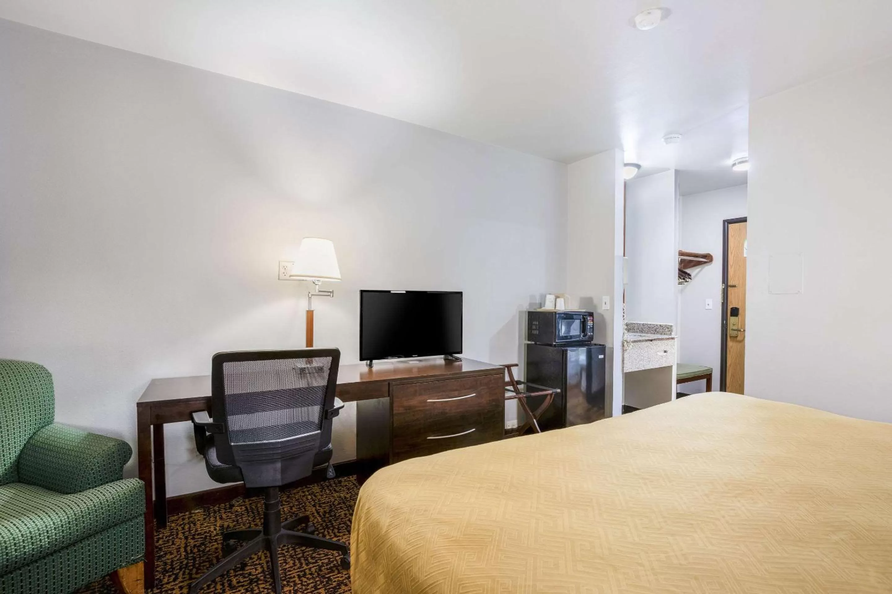 Bedroom, Bed in Econo Lodge Milwaukee Airport