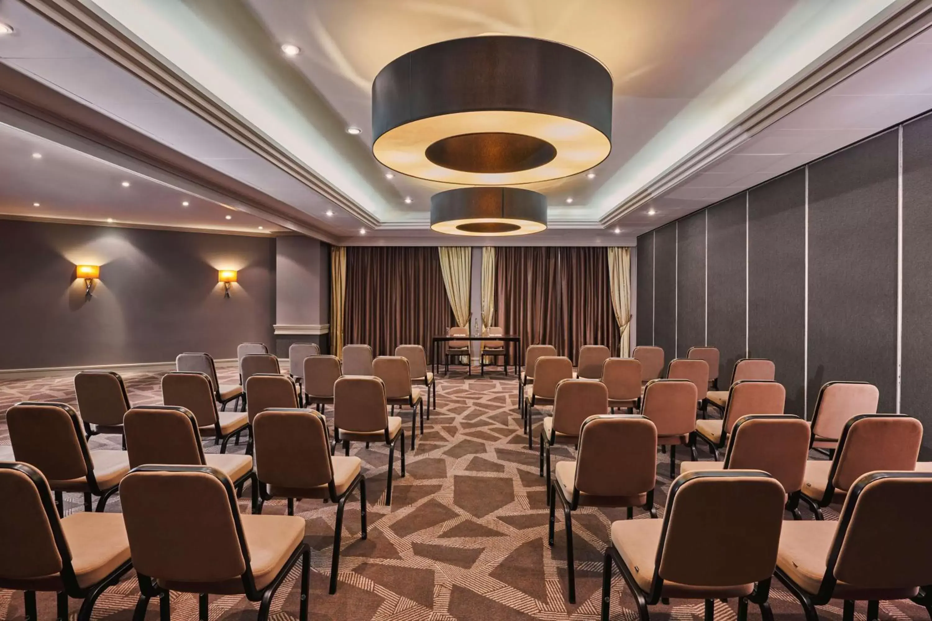Meeting/conference room in DoubleTree by Hilton London Ealing