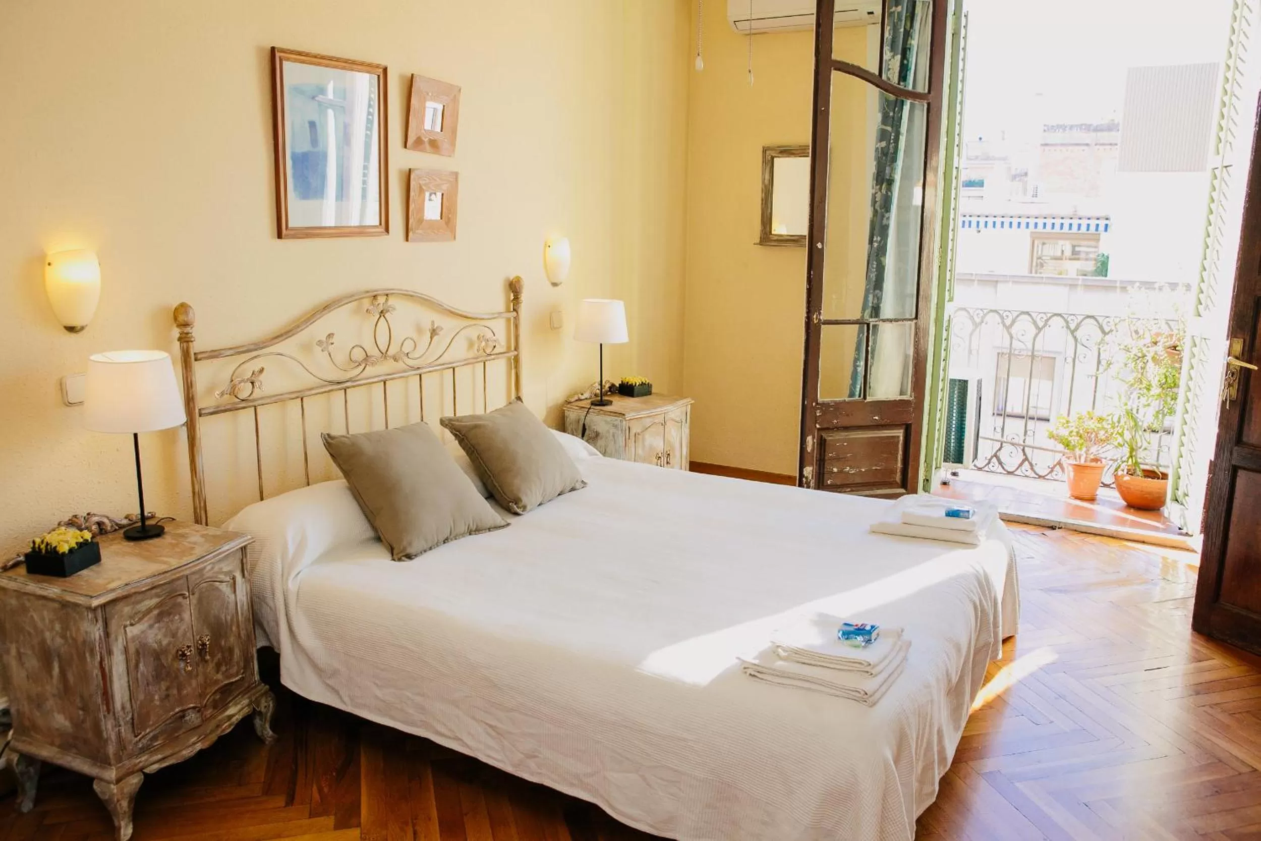 Day, Bed in Ally's Bed&Breakfast,