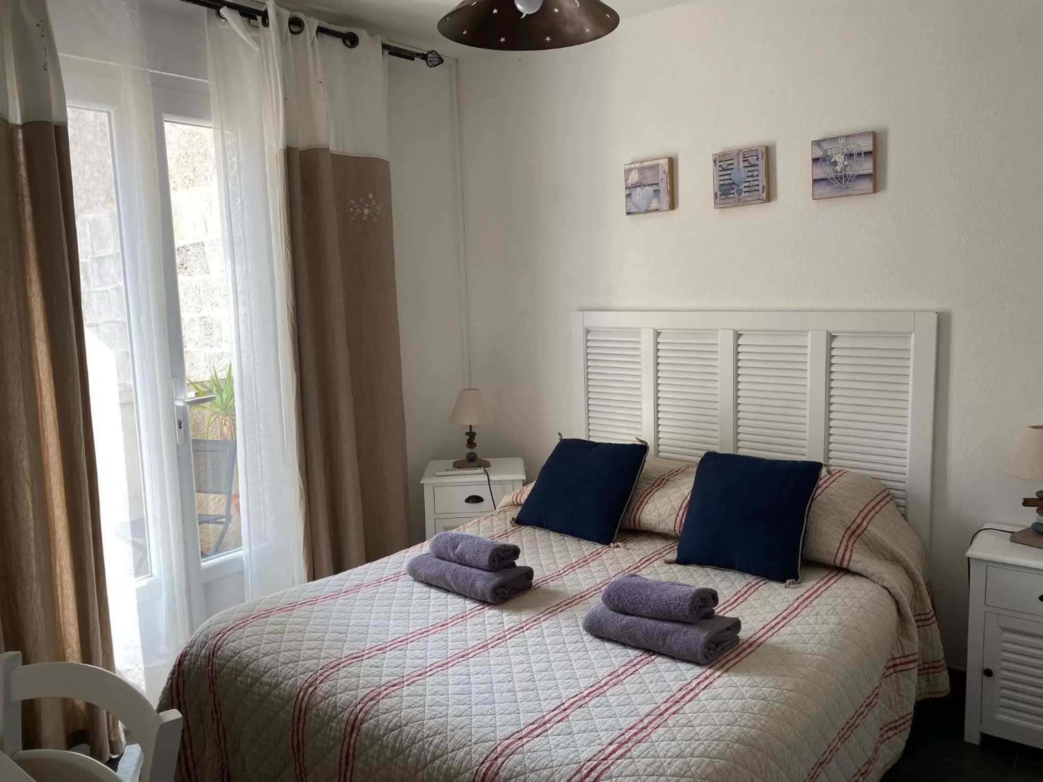 Property building, Bed in Hôtel Restaurant Le Provençal