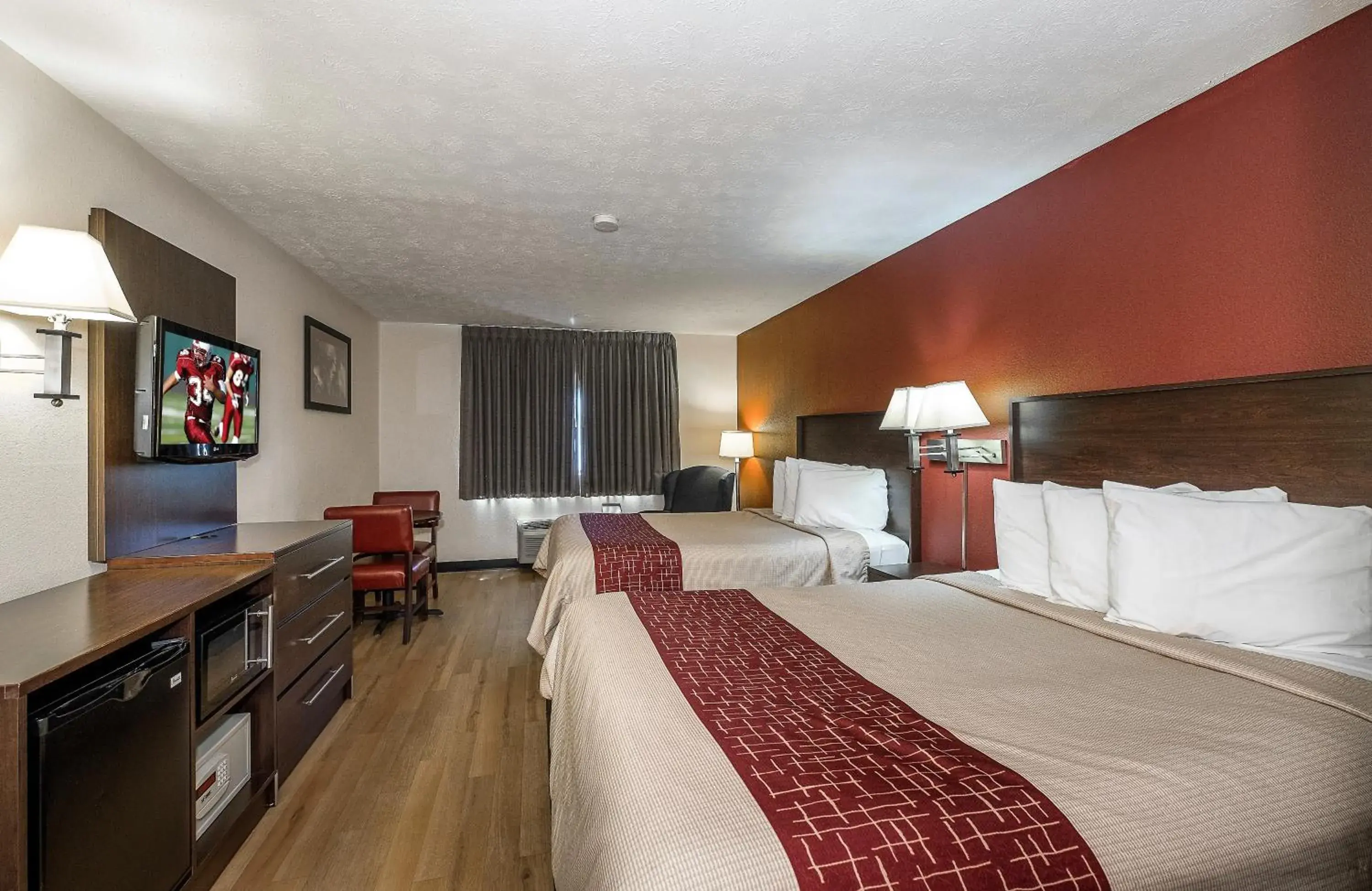 Property building, Bed in Red Roof Inn & Suites Hermitage