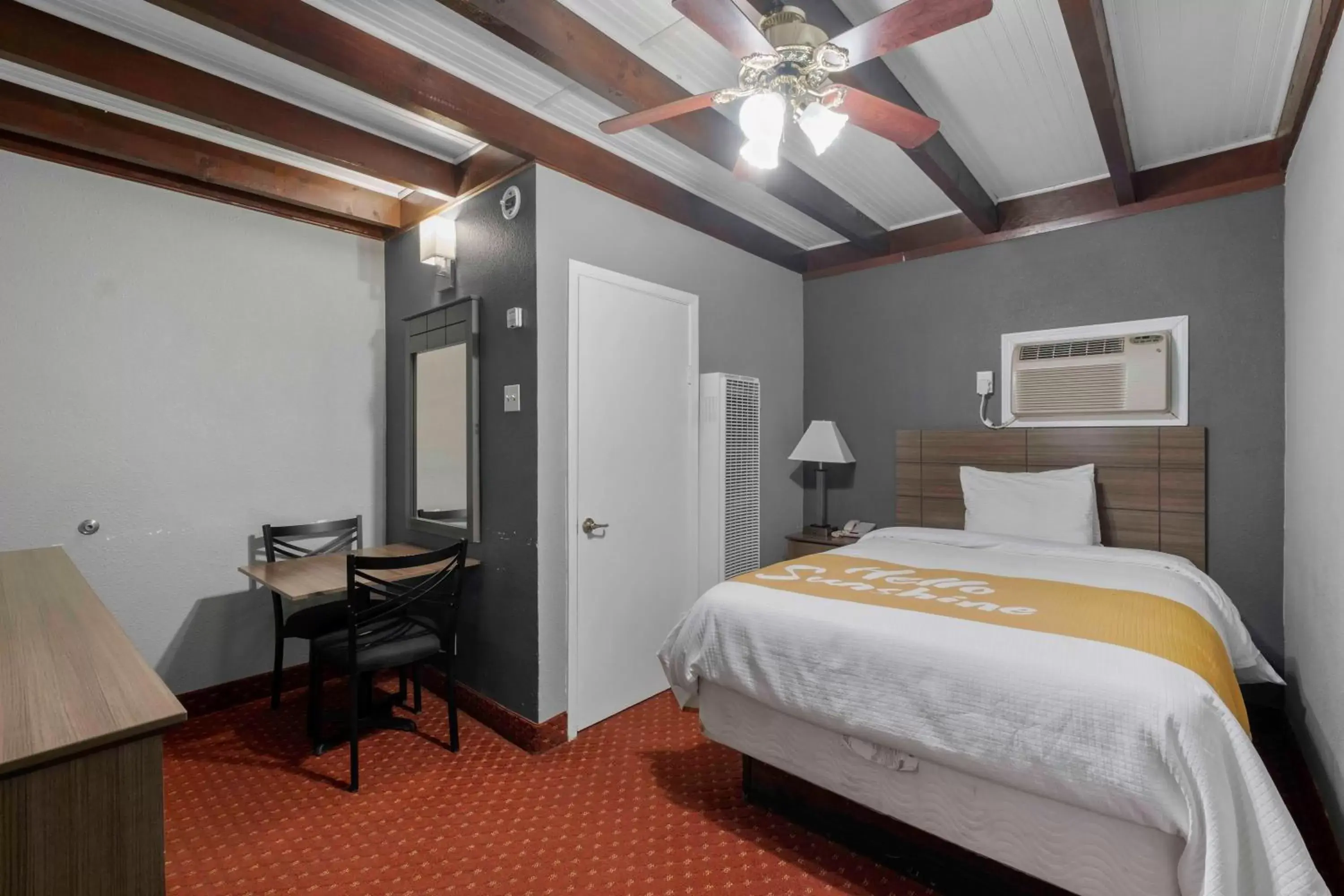 Photo of the whole room, Bed in Budget Lodge